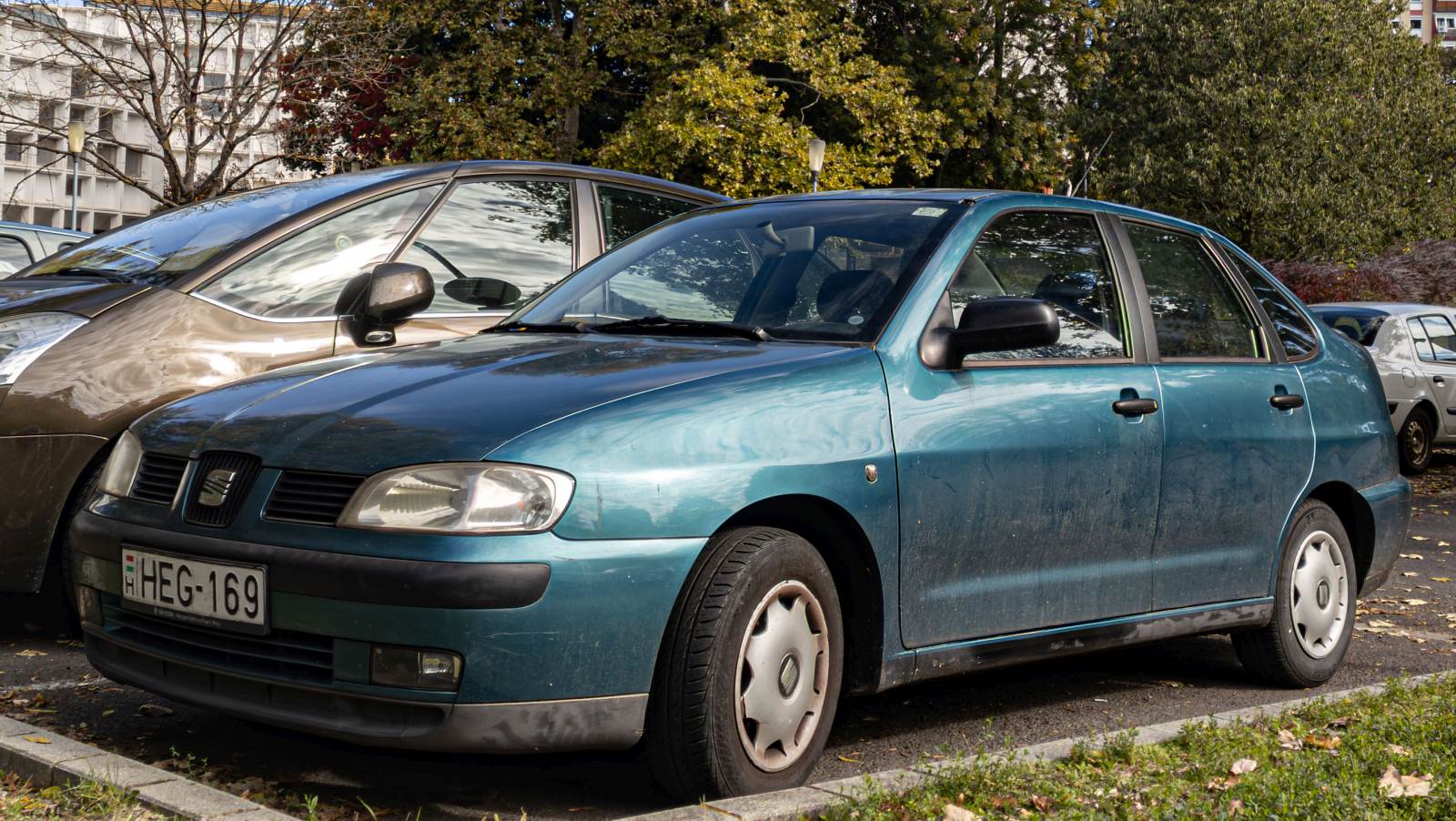 Hier ist ein Seat Cordoba Mk1 Facelift in der Farbe Azul Brio zu sehen. Das Auto habe ich in Oktober, 2024 fotografiert.