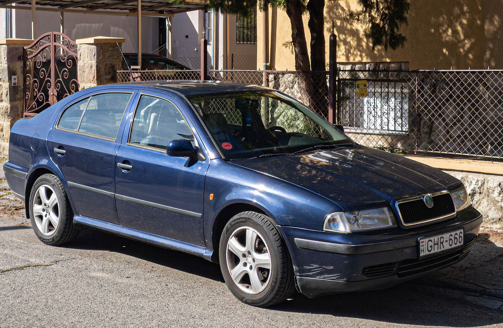 Hier ist ein Skoda Octavia Liftback aus der ersten Generation zu sehen. Die Aufnahme stammt von September, 2024