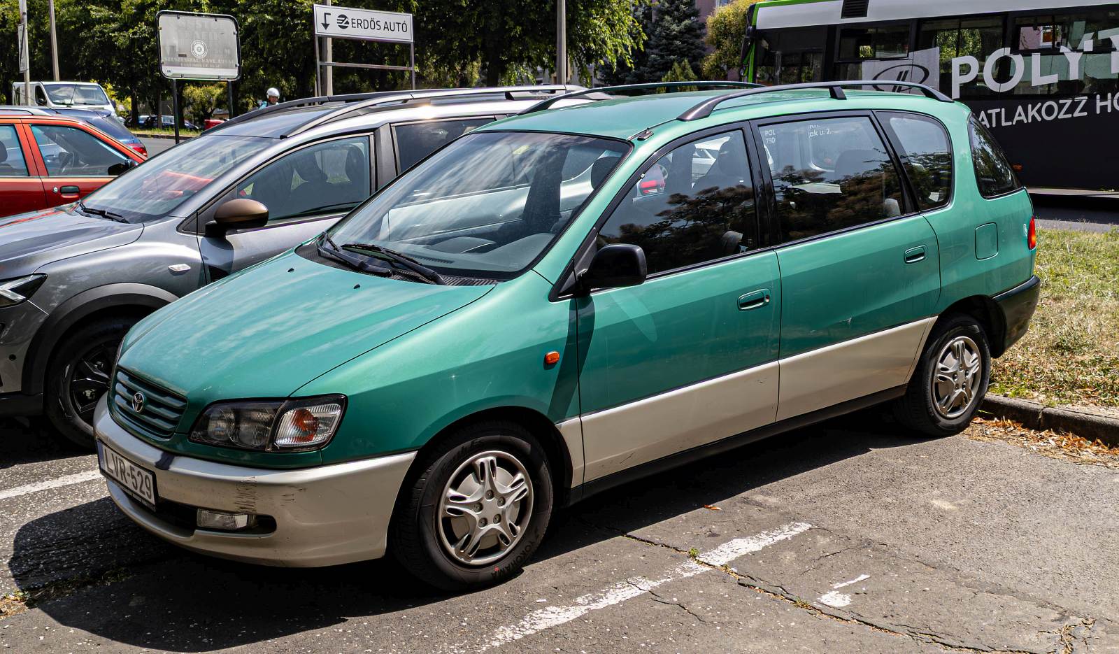 Hier ist ein Toyota Picnic Mk1 in grün zu sehen. Die Aufnahme stammt von Juli, 2024.