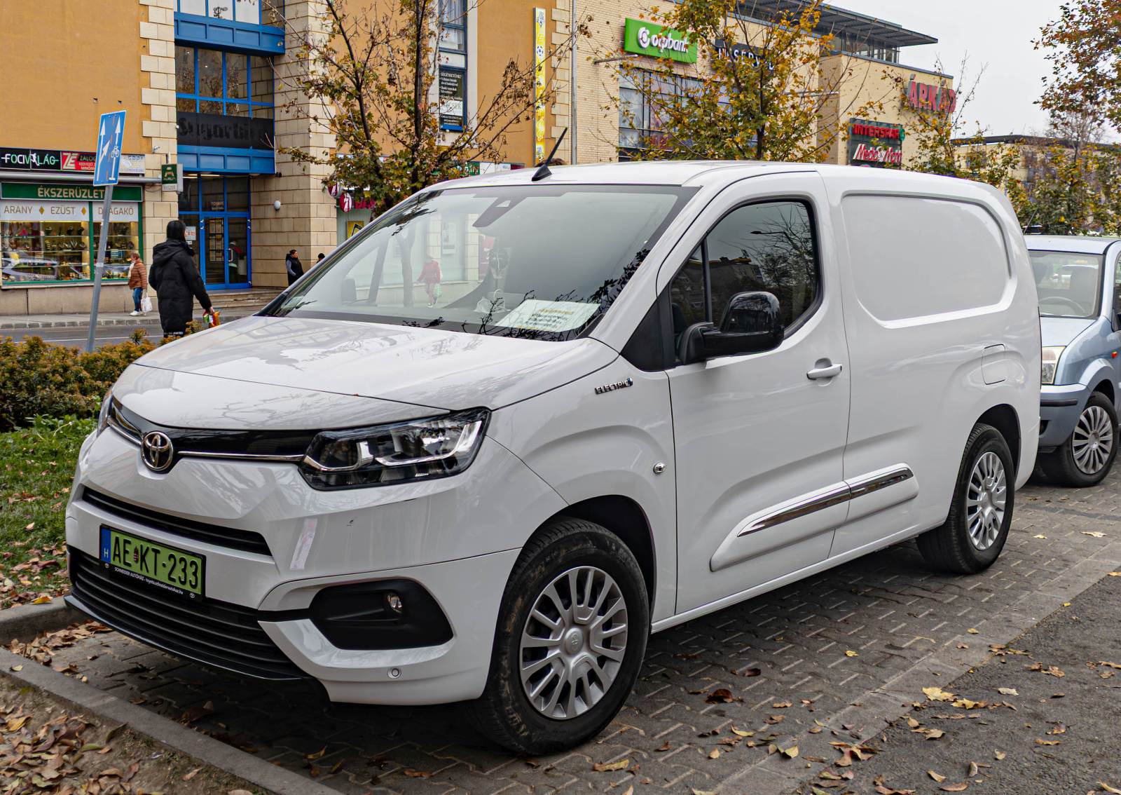 Hier ist ein Toyota ProAce City Van EV zu sehen. Die Aufnahme stammt von 11.2024.