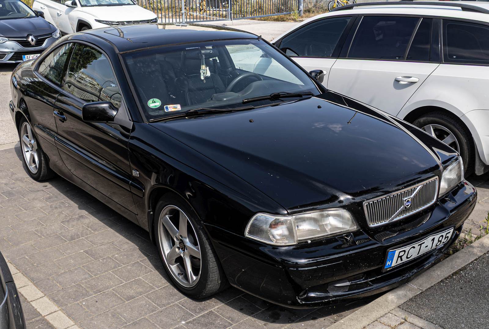 Hier ist ein Volvo C70 Coupé zu sehen. Foto: Juli, 2024.