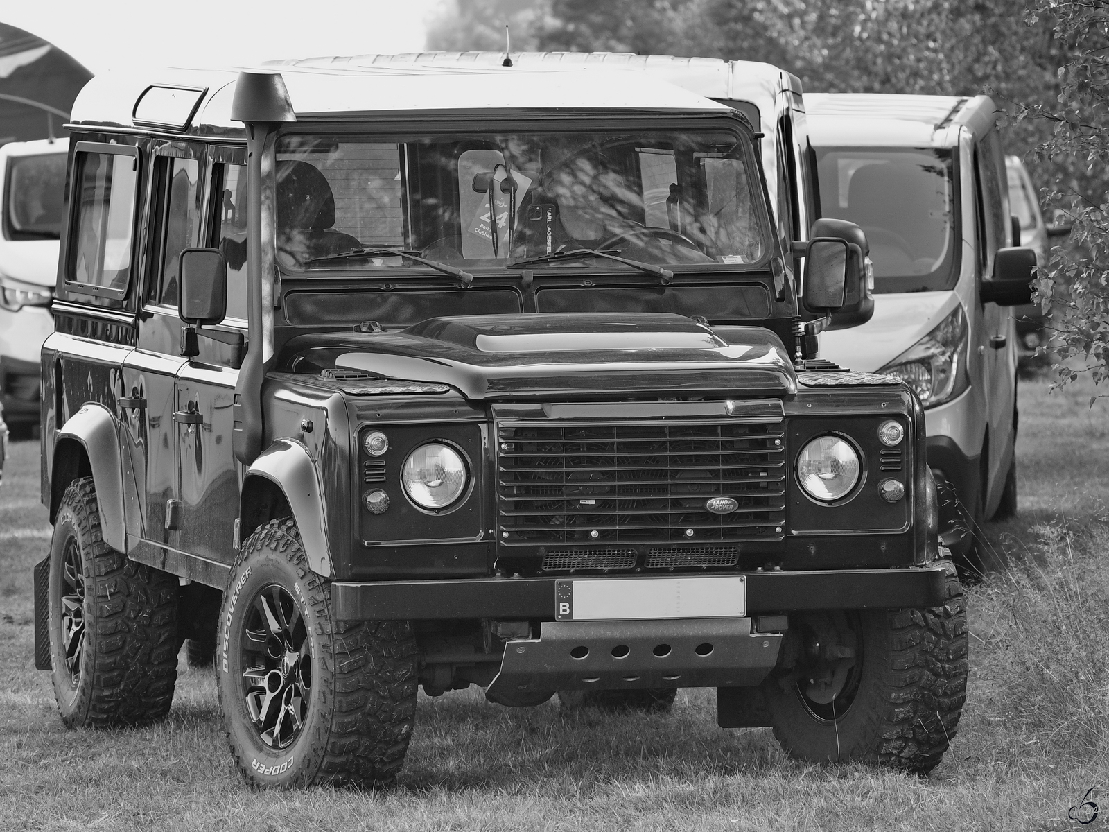 Hier zu sehen ein Land Rover Defender, welcher Mitte September 2024 auf dem Flugfeld in Kleine-Brogel abgestellt war.