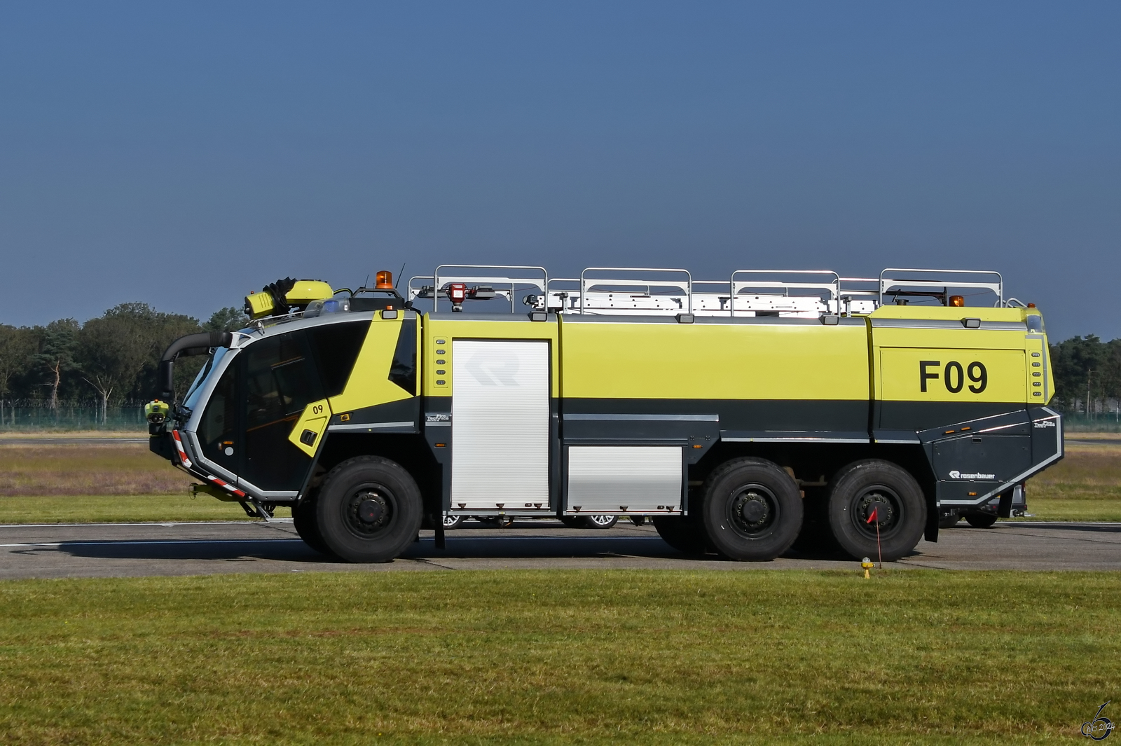 Im Bild das 2014 gebaute Flugfeldlöschfahrzeug F09 vom Typ Panther 6x6 CA-5 36.700 der Firma Rosenbauer. (Kleine-Brogel, September 2024)