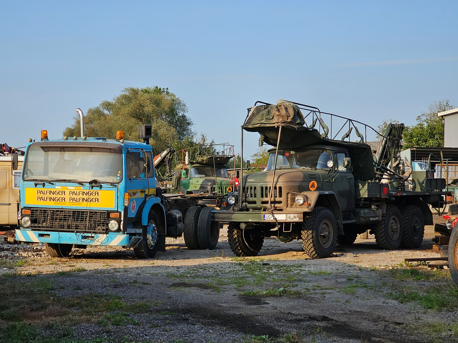 Im Bild ein Zil-131, welcher bei der polnischen Armee als Transportfahrzeug für Flugabwehrraketen genutz wurde. Das blaue Fahrzeug kann ich aktuell leider nicht einordnen. (Mścice, September 2024)