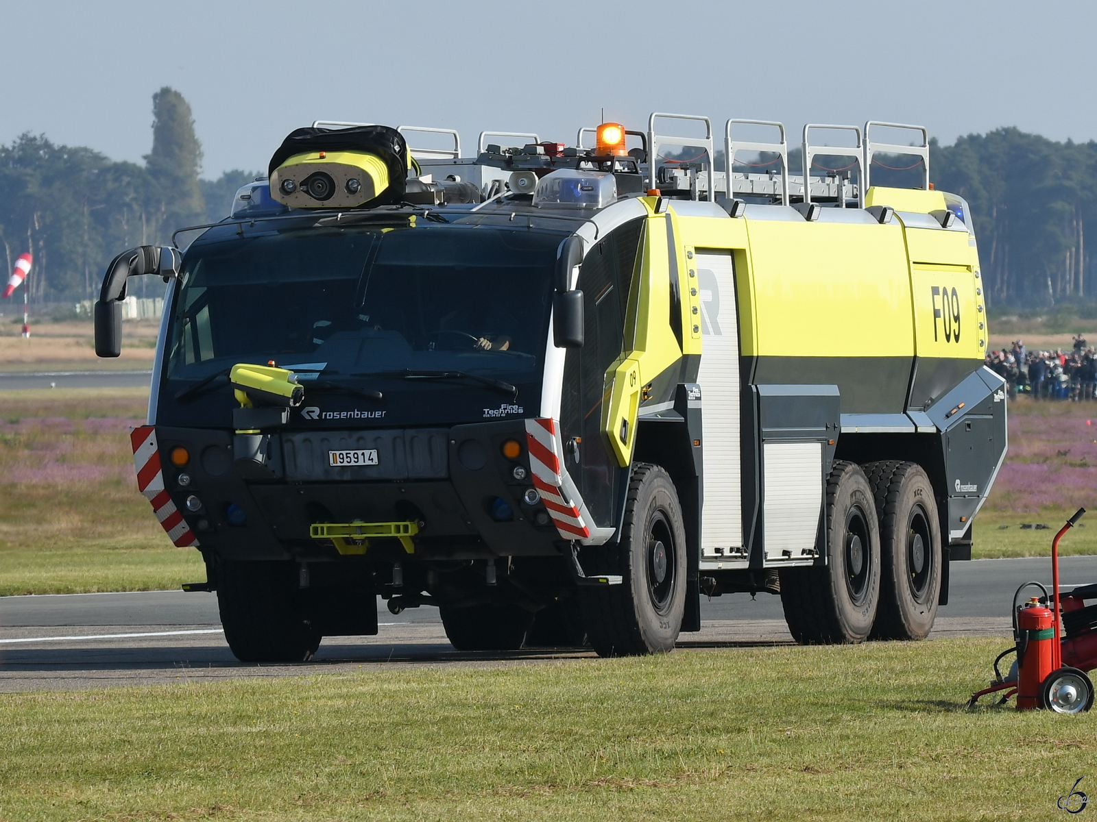 Im Bild das im Jahr 2014 gebaute Flugfeldlöschfahrzeug F09 vom Typ Panther 6x6 CA-5 36.700 der Firma Rosenbauer. (Kleine-Brogel, September 2024)