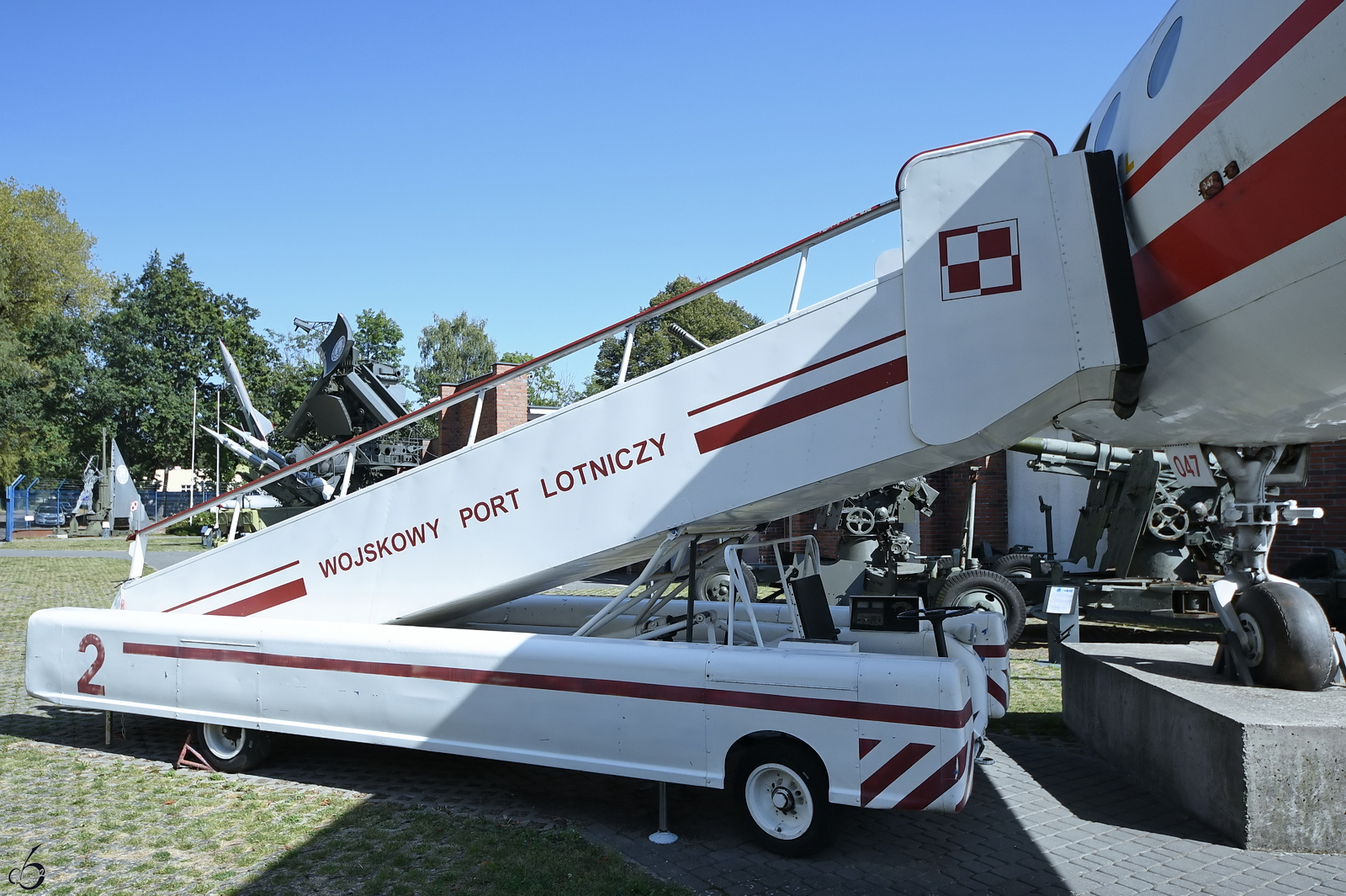 Im Bild die mobile Fluggasttreppe SPT-154 aus sowjetischer Herkunft. (Museum für Luftverteidigung Koszalin (Köslin), September 2024)