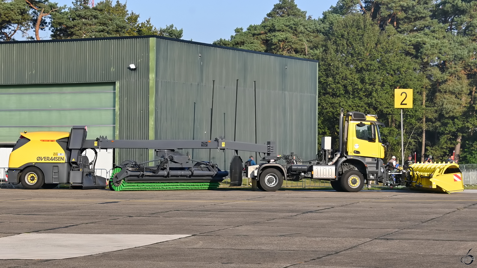 Im September 2024 war in Kleine-Brogel diese Flugplatzkehrmaschine auf Basis eines Mercedes-Benz Actros 2043 ausgestellt.