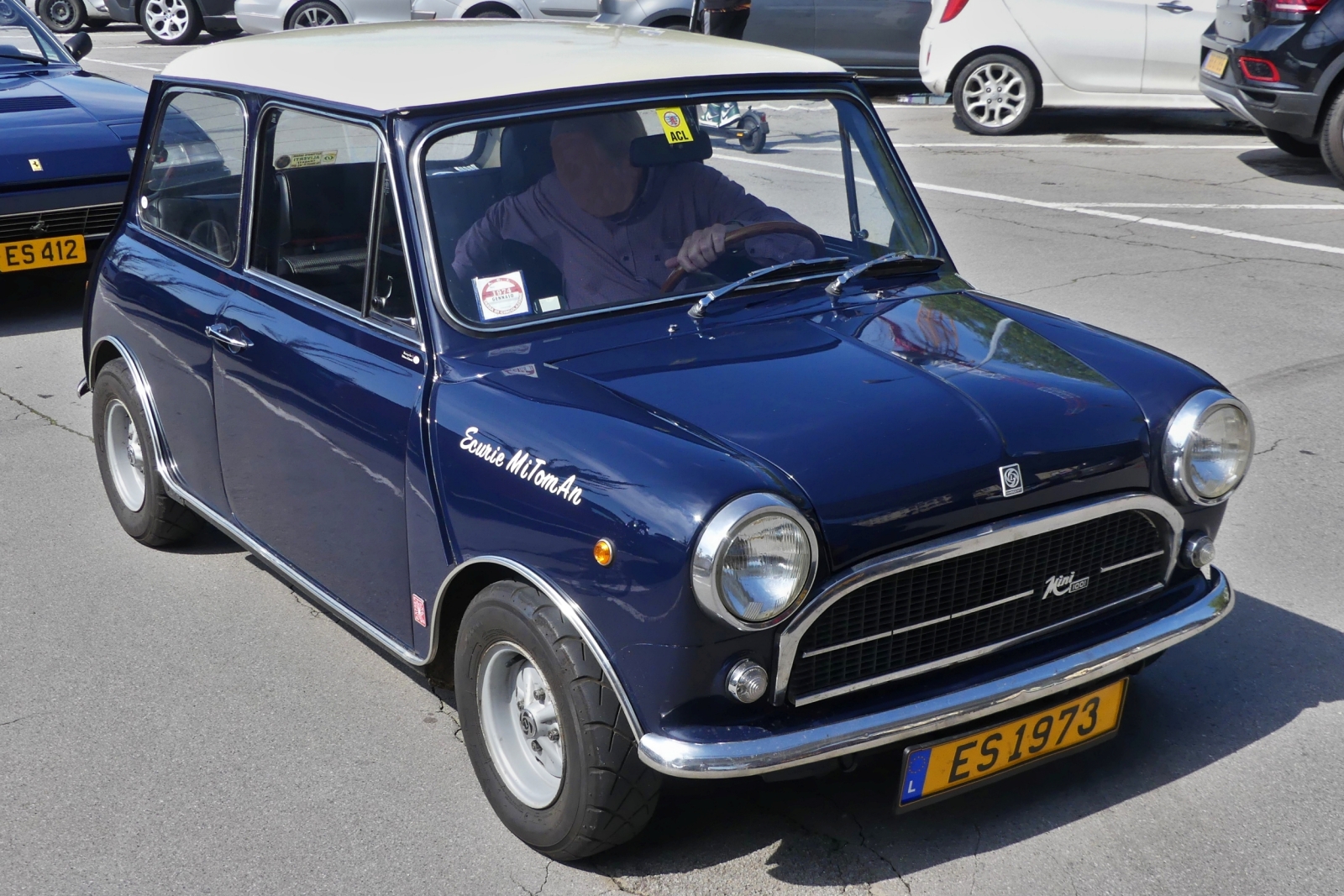 Innocenti Mini 1001, auf Basis von Britisch Leyland, steht in der Warteschlange zur Einfahrt auf das Gelände des Oldtimer Treff in Remich. 20.09.2024 