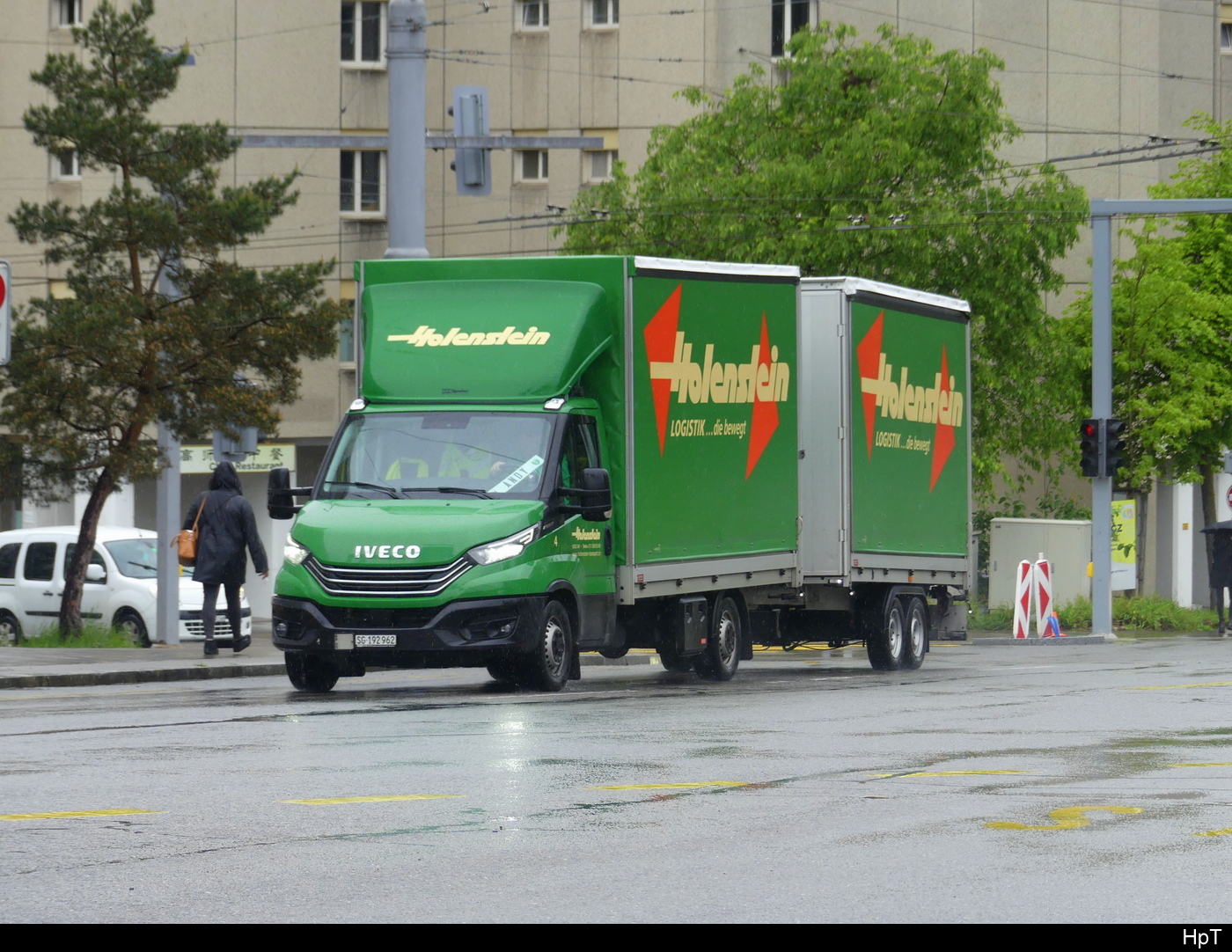 IVECO Kleinlaster mit Pritschenaufbau und Anhänger unterwegs in der Stadt Zürich am 2024.05.07