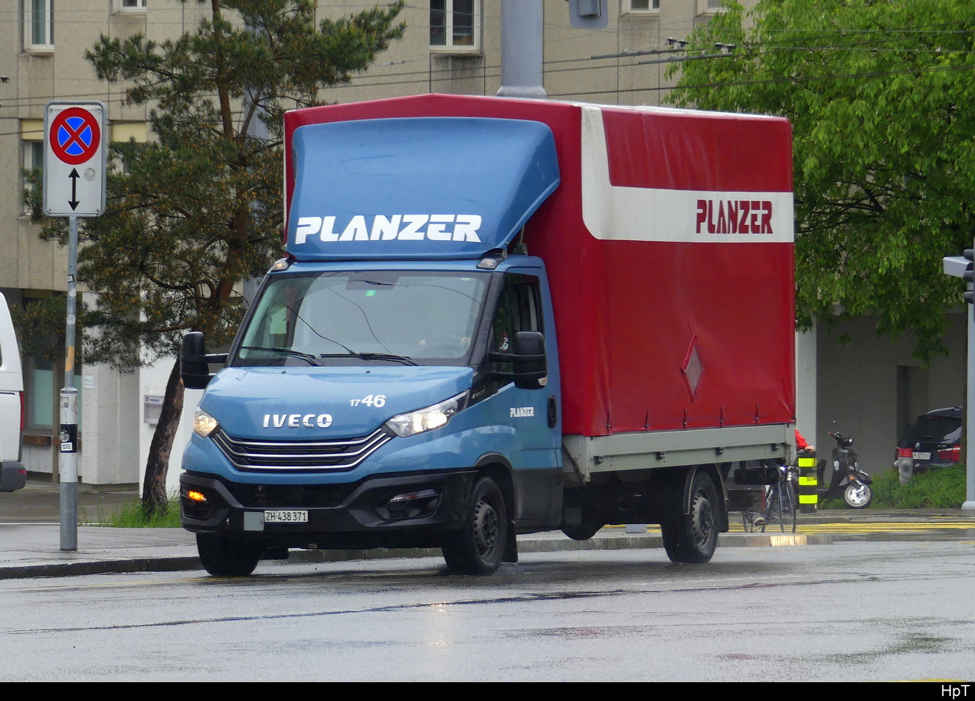 IVECO Kleinlaster mit Pritschenaufbau und Anhänger unterwegs in der Stadt Zürich am 2024.05.07