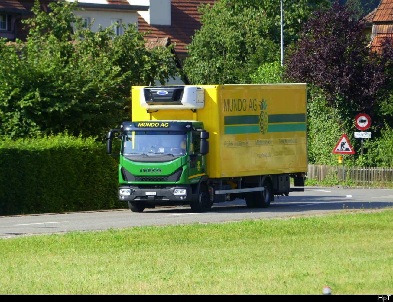 Iveco mit Kastenaufbau unterwegs in Rupperswil am 2024.08.16