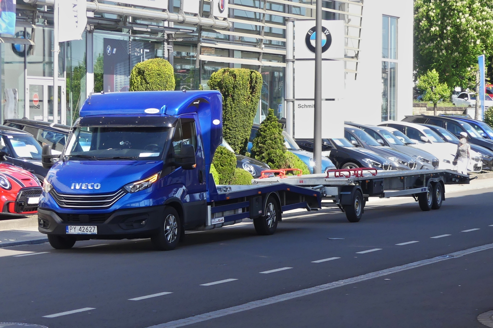 Iveco Nutzfahrzeug mit Hänger steht bereit um Fahrzeuge abzuholen. 05.2024