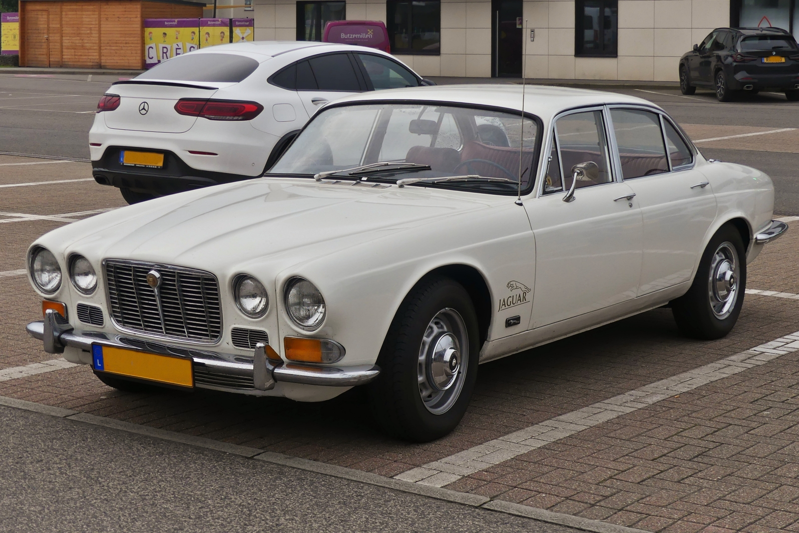 Jaguar XJ 4,2; aufgenommen auf einem Parkplatz. 08.2024