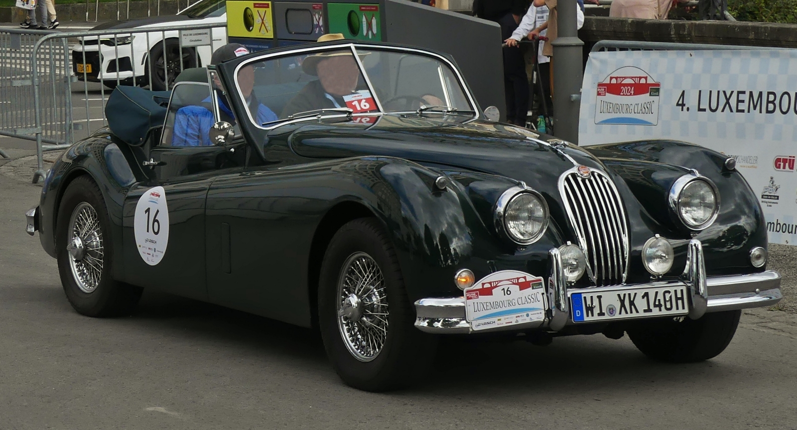 Jaguar XK 140 DHC, kommt am Zielort bei der Luxemburg Classic in der Stadt Luxemburg an. 14.09.2024