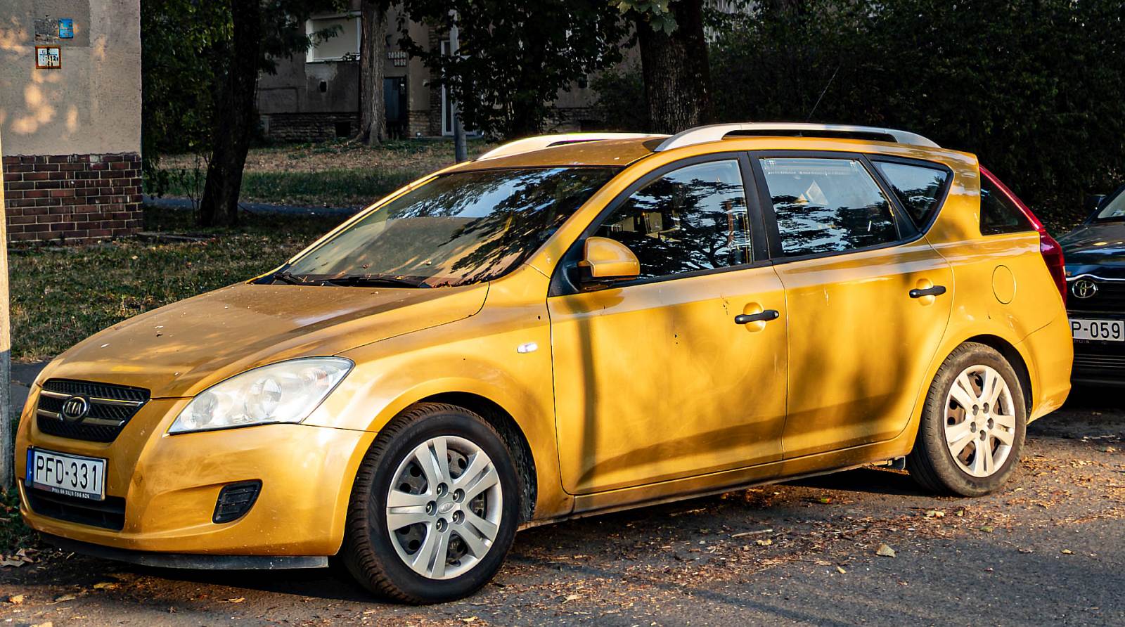 Kia Ceed Mk1 Combi in der Farbe Dakargelb (Dakar Yellow). Aufnahme: 08.2024.