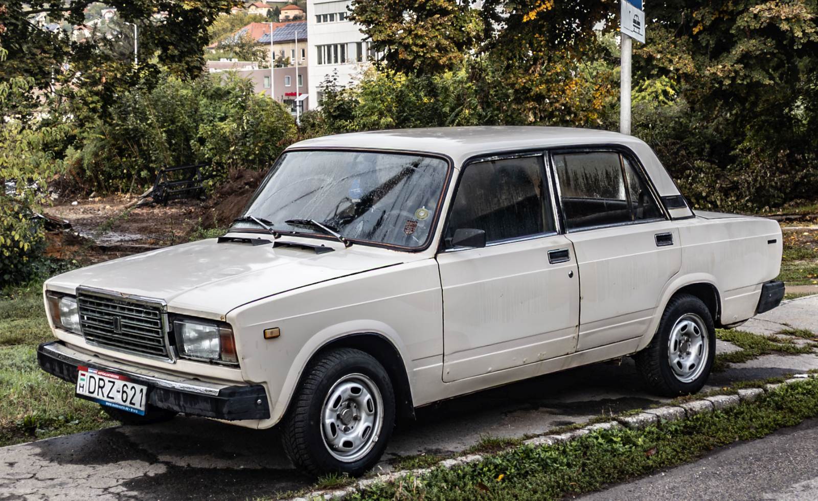 Lada 2107, aus der Lada Nova Modellreihe gesehen in September, 2024.