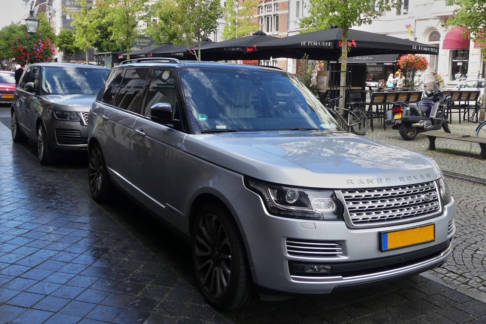 Land Rover Range Rover steht am Straßenrand in Maastricht. 12.09.2024 