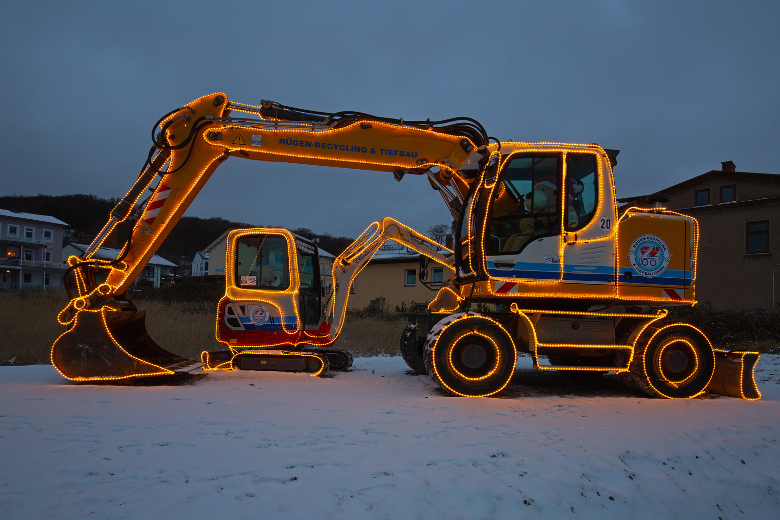 LIEBHERR A 918 und TAKEUCHI TB 216 am frühen Abend mit kuschliger Besatzung. - 04.01.2025
