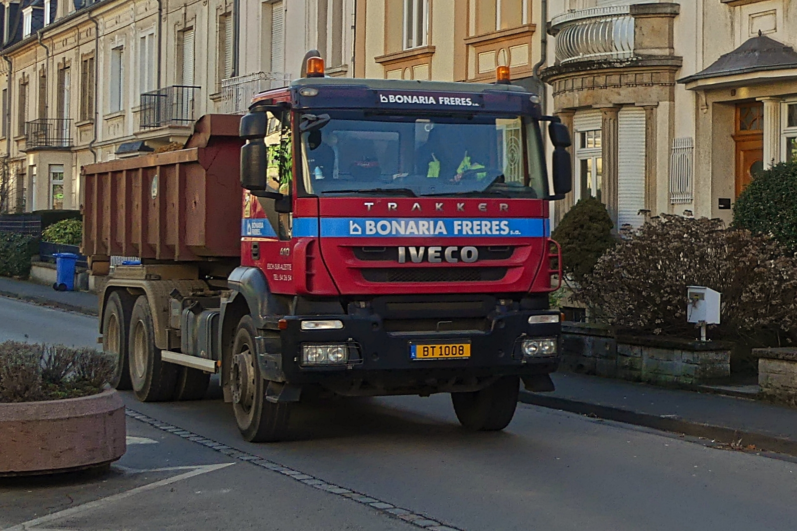 LKW IVECO Absetzkipper auf dem Weg zur Baustelle. 02.2025