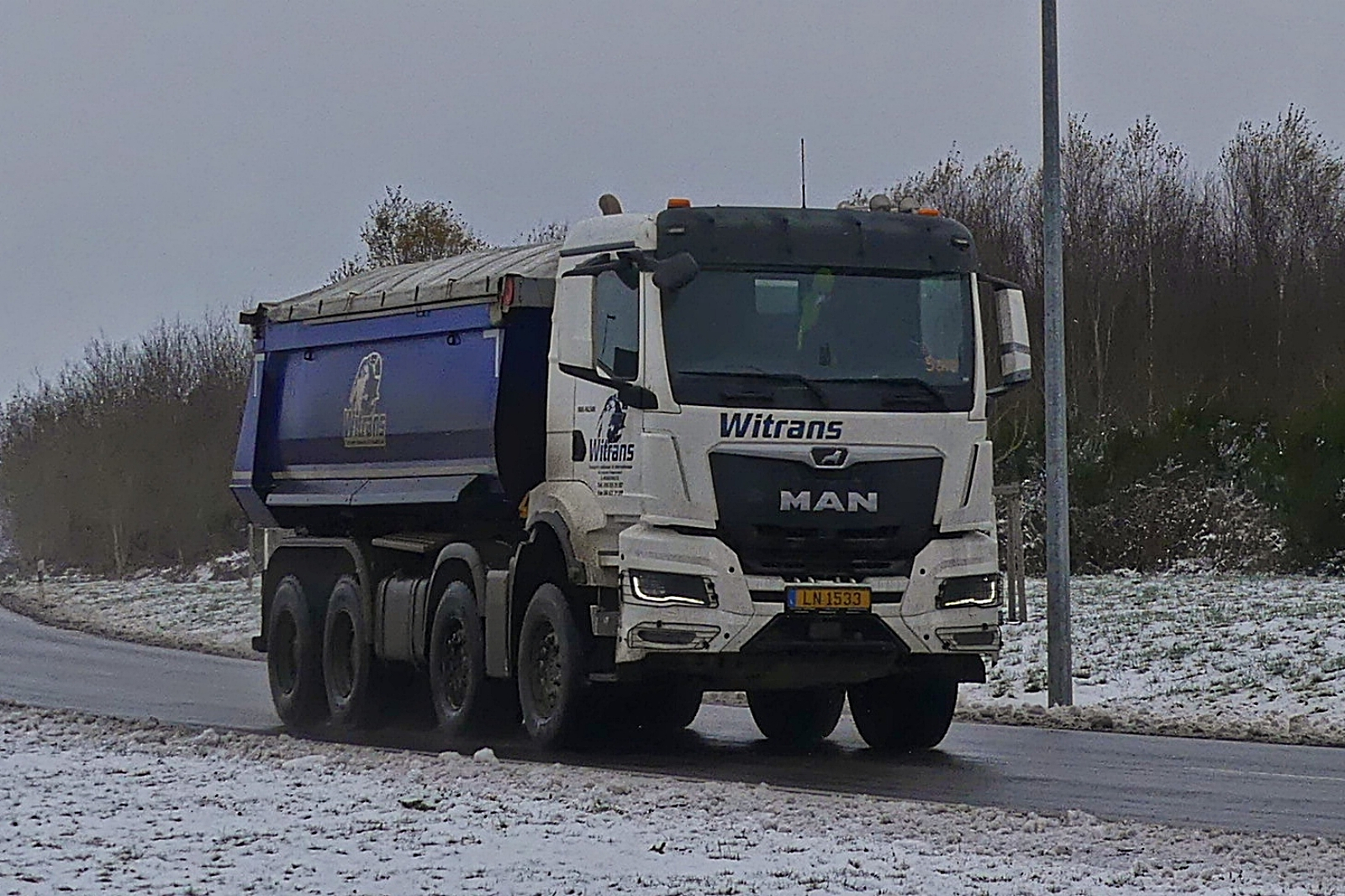 MAN Kipper aufgenommen in Winterlicher Landschaft. 11.2024