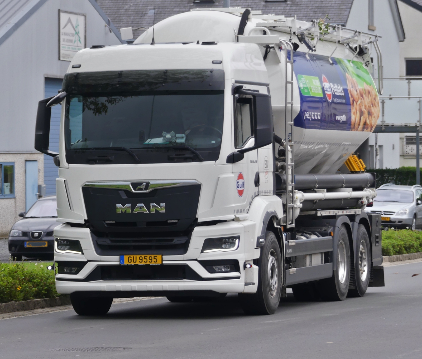 MAN Lkw mit Siloaufbau, auf dem Weg zu seinem nächsten Kunden. 05.2024