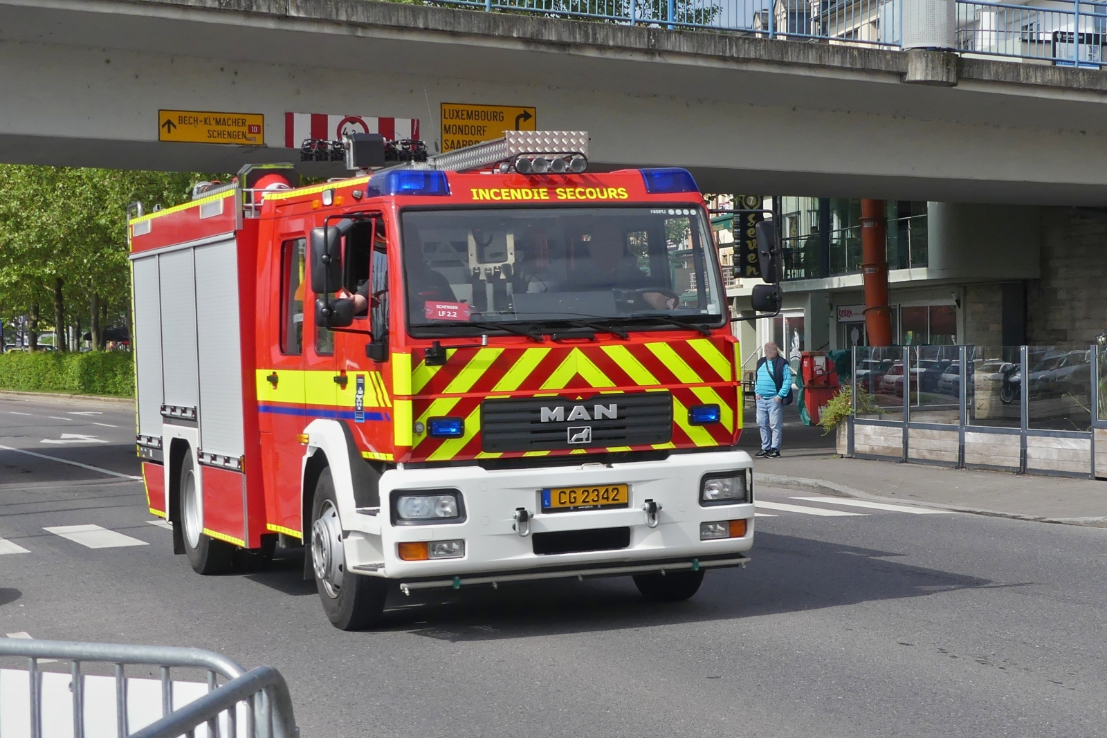 MAN Lschgruppenfahrzeug (LF 2.2), der Wehr aus Schengen, unterwegs durch Remich zu einem Einsatz. 20.05.2024