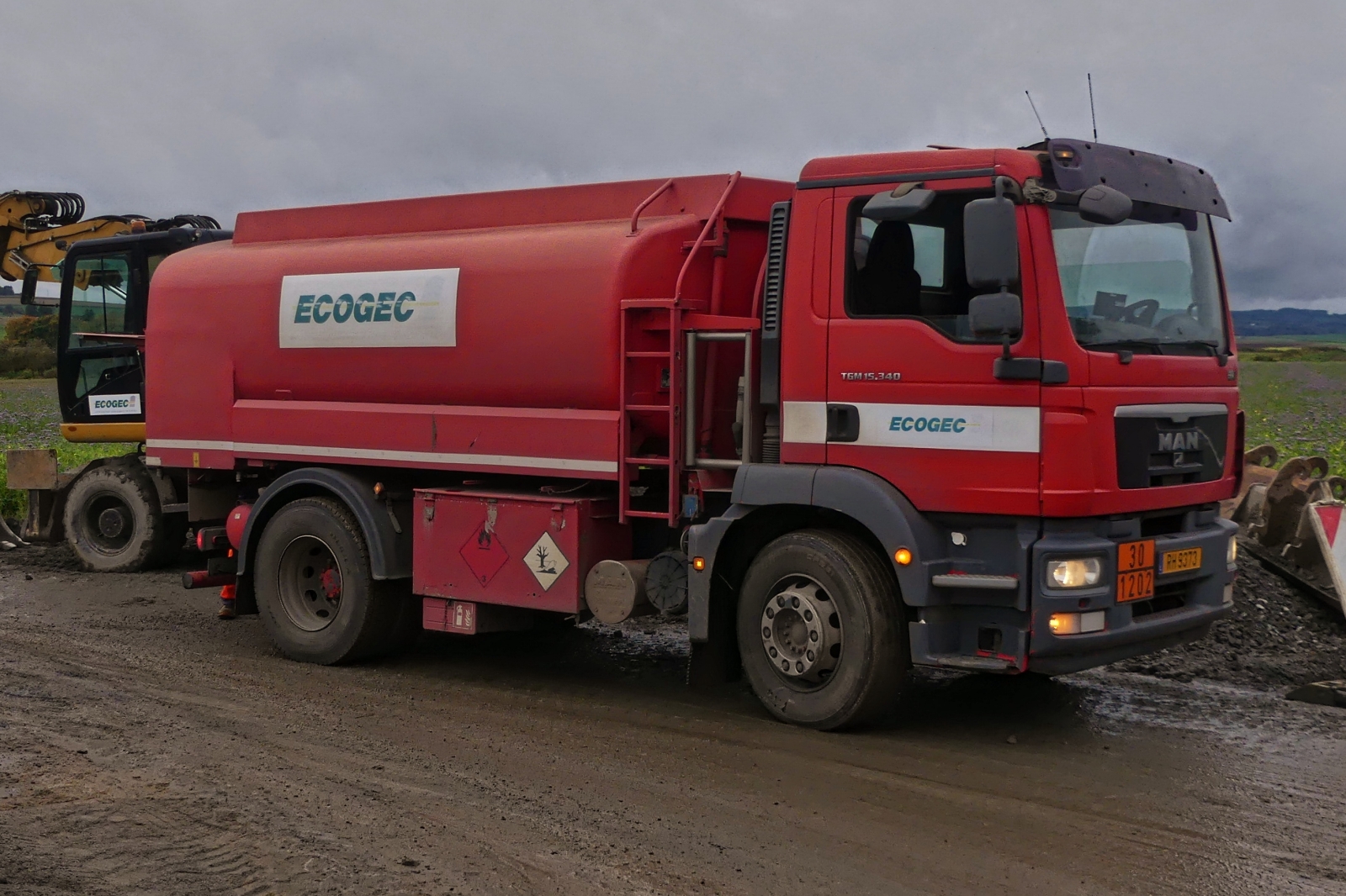 MAN TGM 15.340 Tankwagen, ist gekommen um die Arbeitsgeräte an der Straßenbaustelle mit Treibstoff zu versorgen. 10.2024 