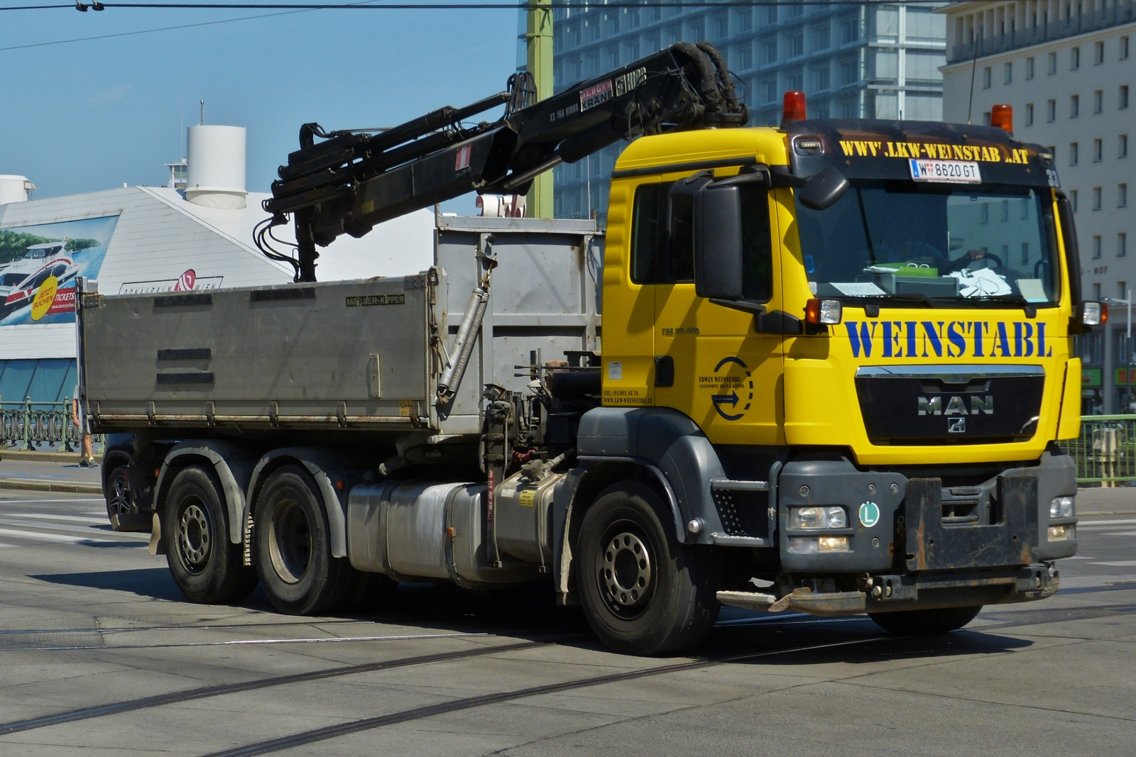 MAN TGS, von Weinstabl, aufgenommen in den Straen von Wien. 06.2023