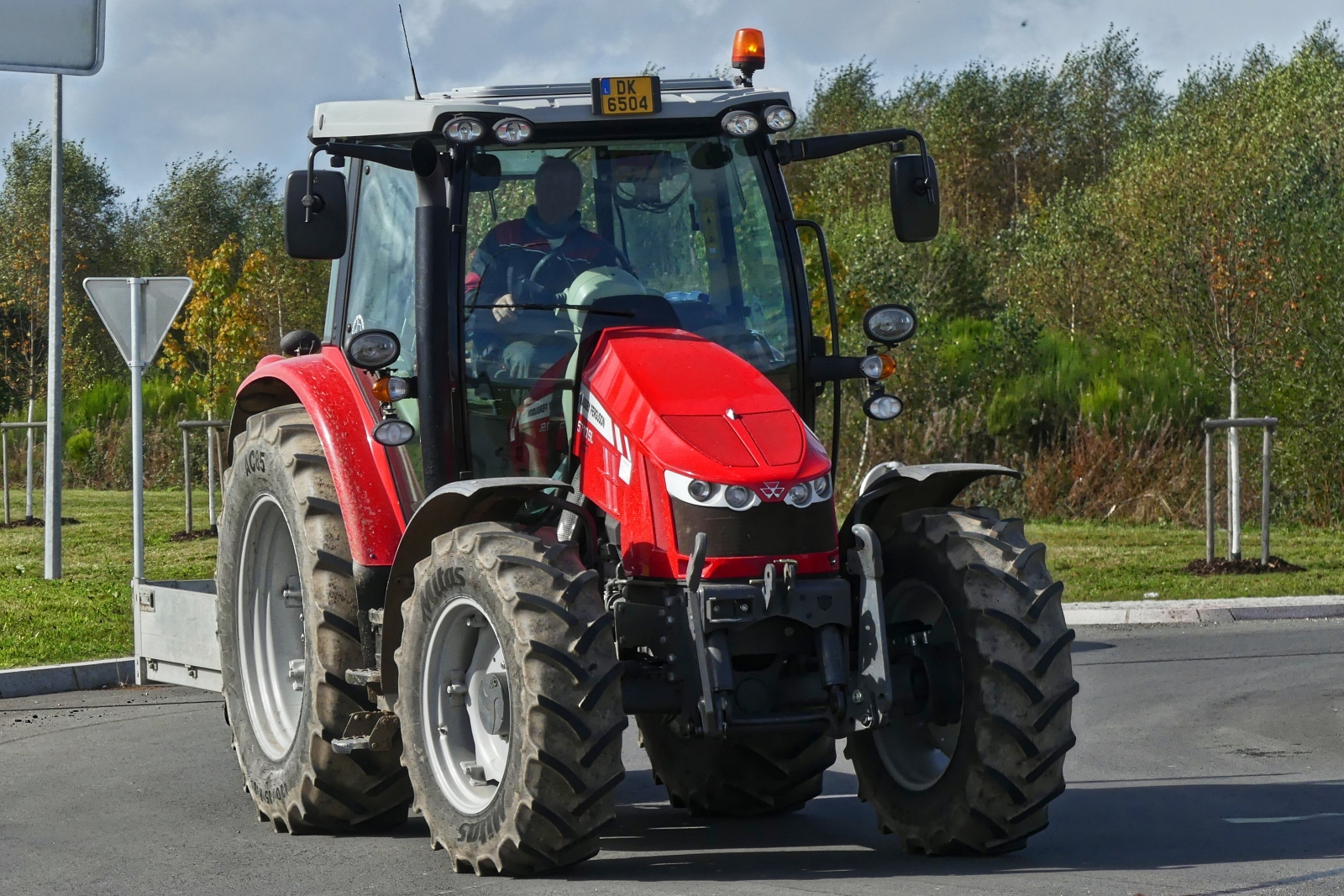 Massey Ferguson 5710 SL, aufgenommen bei der Durchfahrt eines Kreisverkehrs. 10.2024