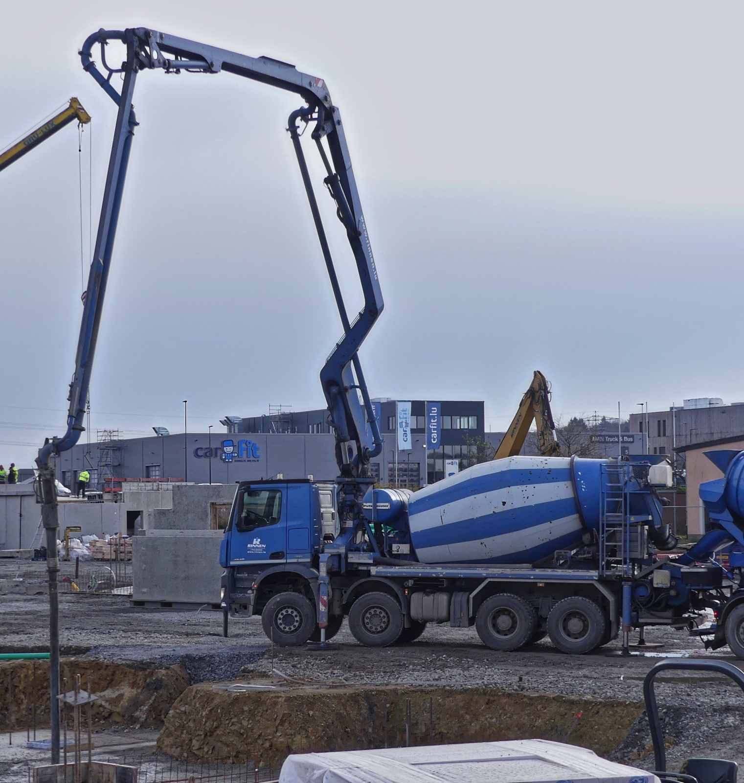 Mercedes Benz Arocs, Betonmischer mit Beton Pumpe, liefert Beton an einer Baustelle ab. 11.2024