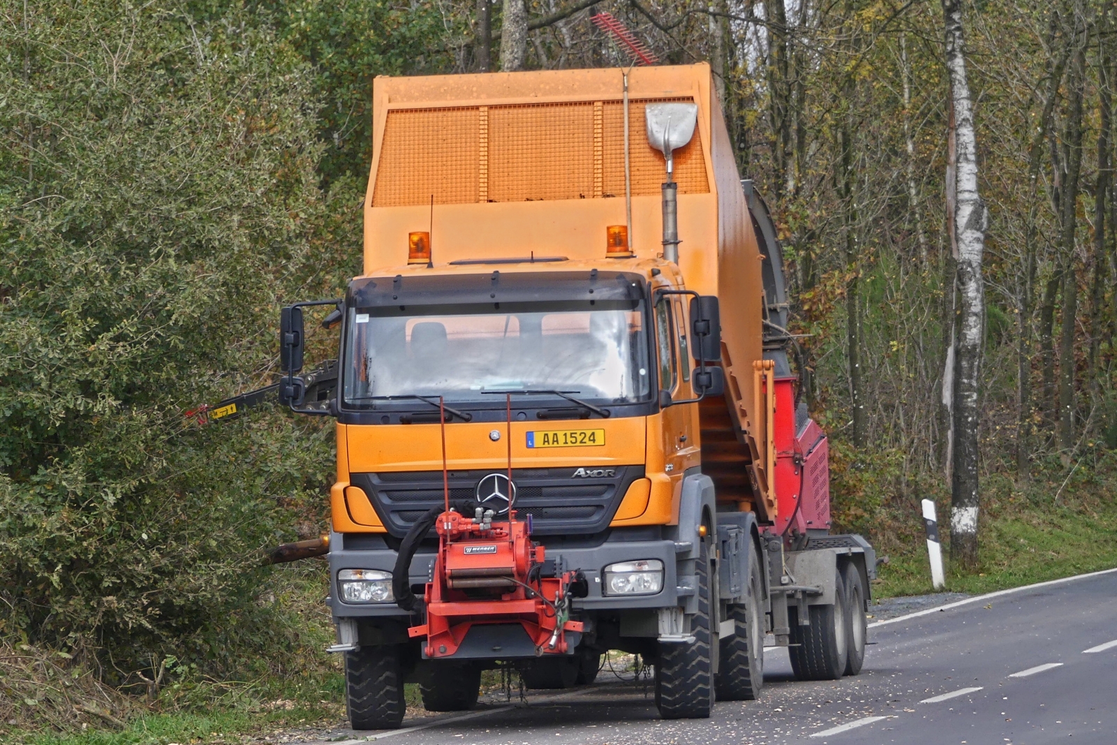 Mercedes Benz Axor der Straßenbau Verwaltung steht mit einem Häcksler am Straßenrand um Umgefallene Bäume in der Böschung zu entfernen. 10.2024