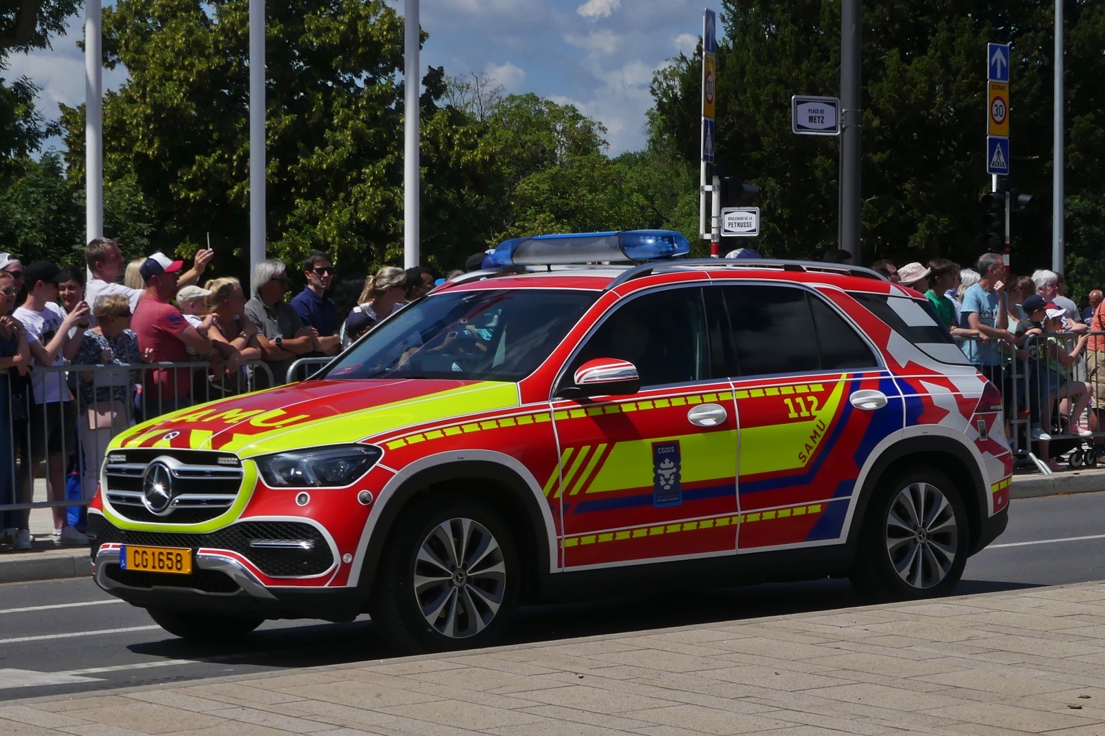 Mercedes Benz GLE, Notarzt Wagen des CGDIS, war bei der Militrparade im Konvoi in der Stadt Luxemburg zu sehen. 23.06.2023.