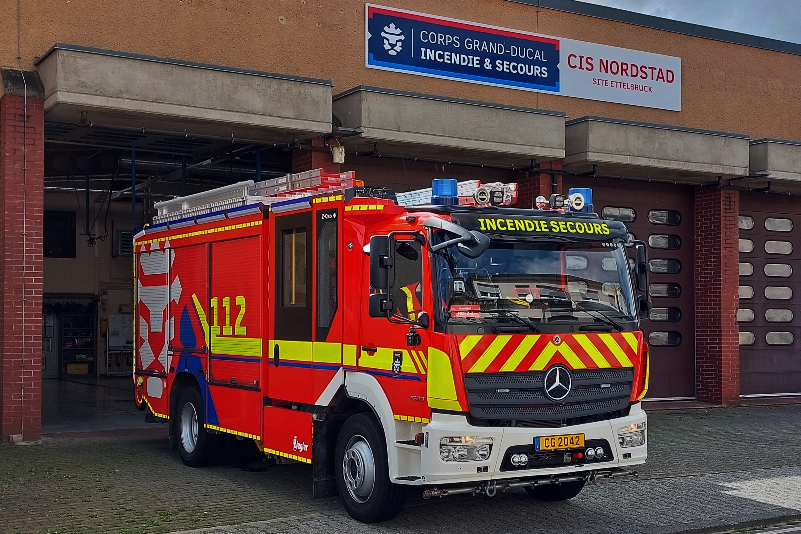 Mercedes Benz Hilfeleistungslschgruppenfahrzeug (HLF) aufgenommen vor der Feuerwehrkaserne in Ettelbrck. 09.2023