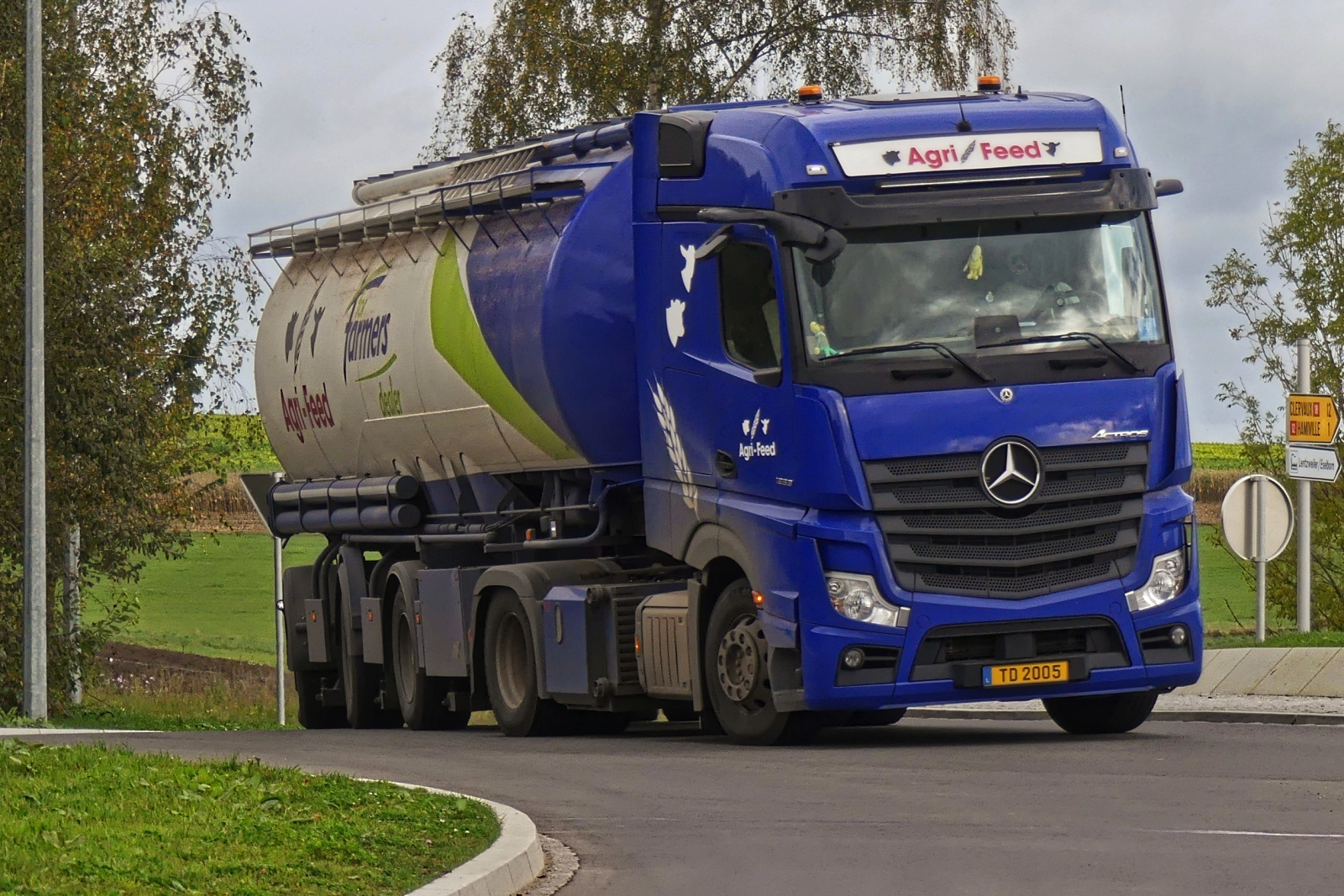 Mercedes Benz Silosattelzug von Agri-Fed,  auf dem Weg zum nächsten Kunden. 10.2024