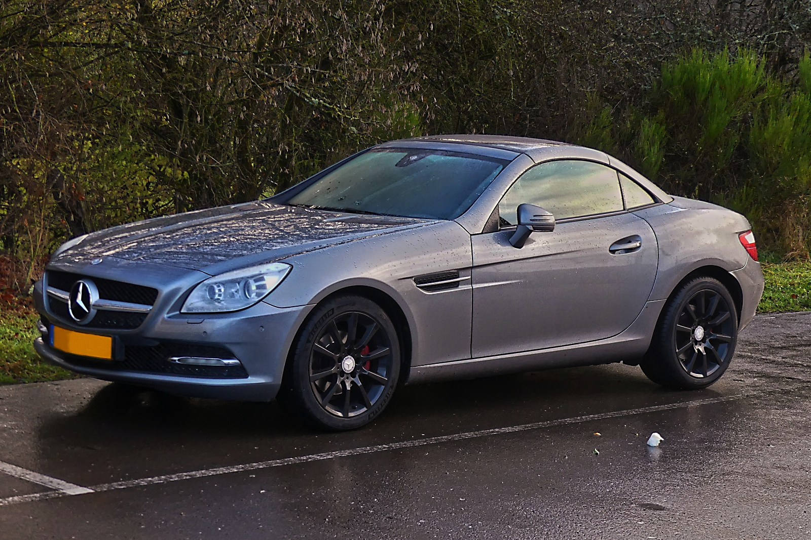 Mercedes Benz SLK AMG, auf einem Parkplatz am Straßenrand. 11.2024