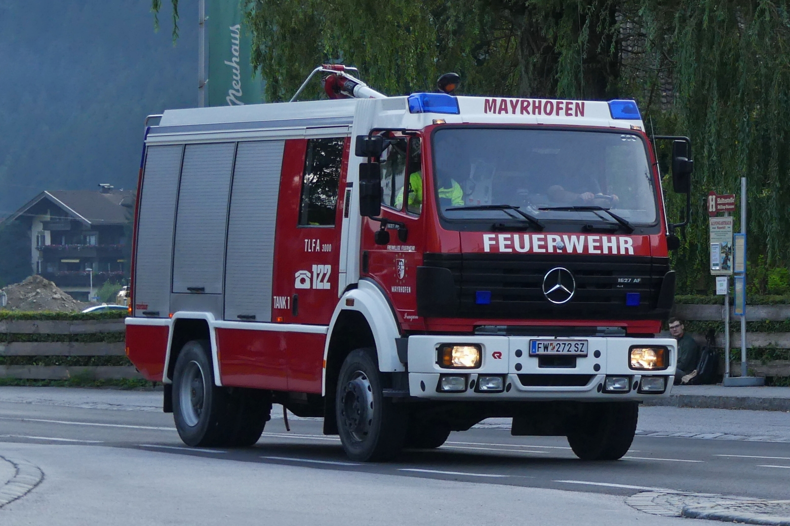 Mercedes Benz Tanklöschfahrzeug der Freiwilligen Feuerwehr von Mayrhofen, aufgenommen am Bahnhof in Mayrhofen. 08.2024