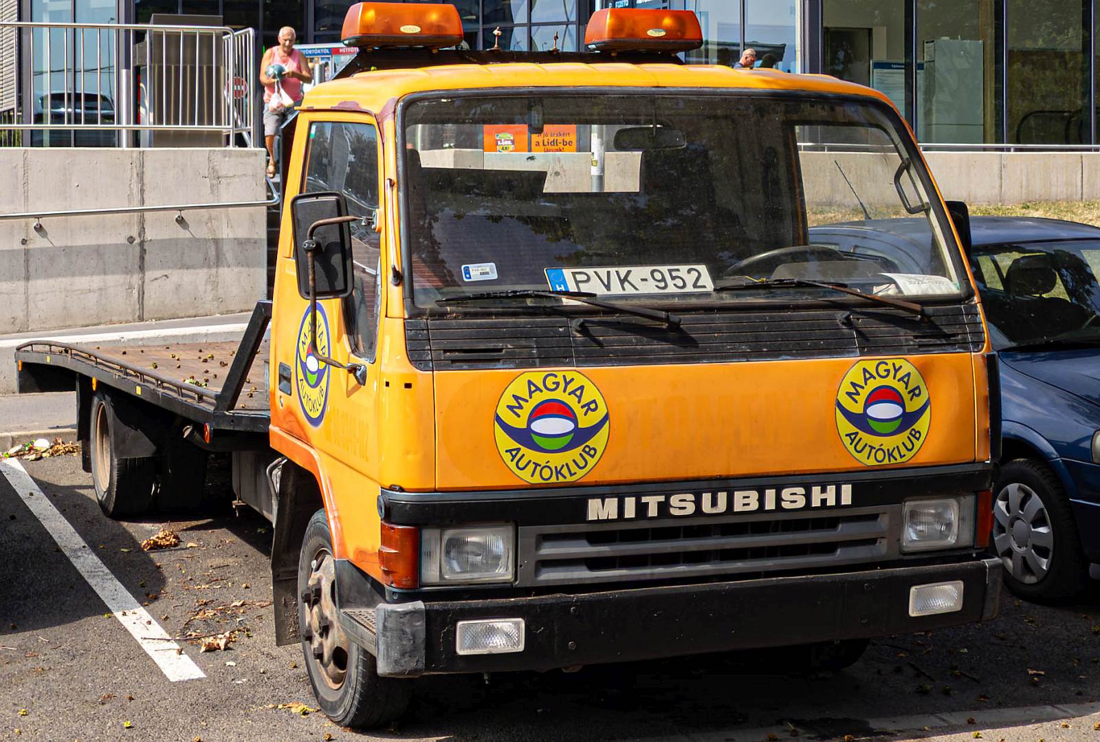 Mitsubishi Canter (fünfte Generation) Autotransporter/Schlepper, des ungarischen Autoclubs. Foto: Juli, 2024.