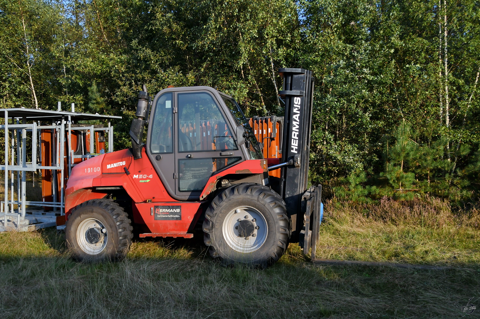 Mitte September 2024 habe ich in Kleine-Brogel diesen MANITOU M50-4 Gabelstapler abgelichtet. 