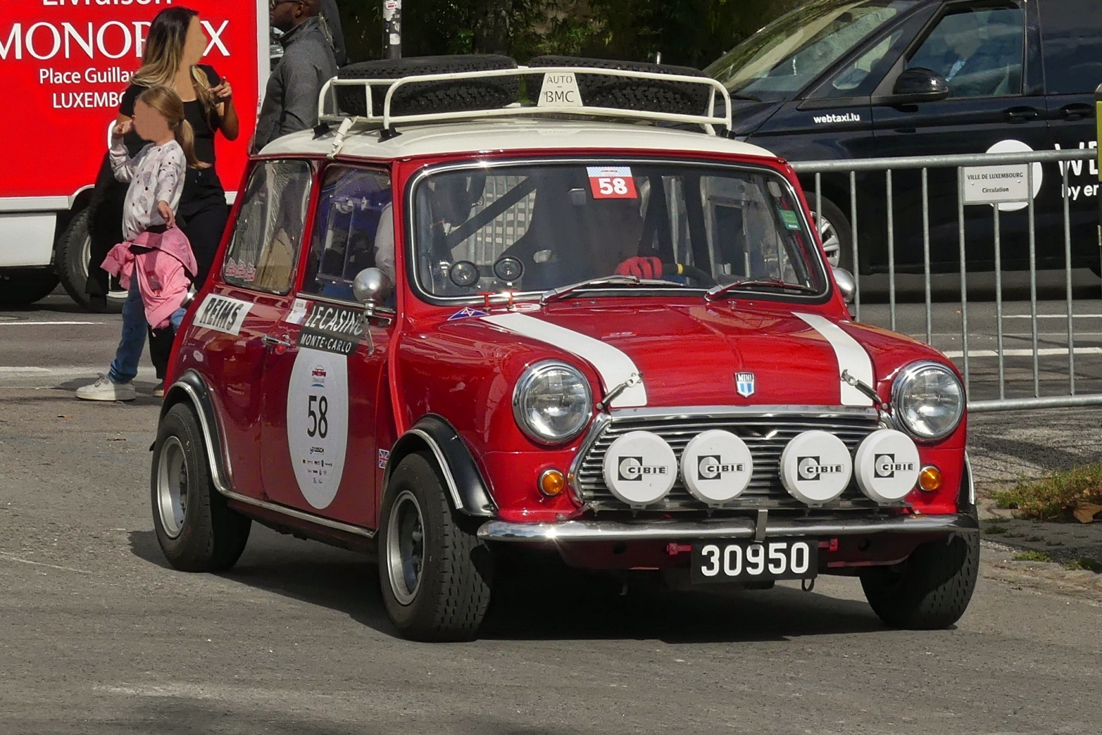 Morris Mini Cooper S, BJ 1970. kommt bei der Luxemburg Classic am Endziel in der Stadt Luxemburg an. 14.09.2024