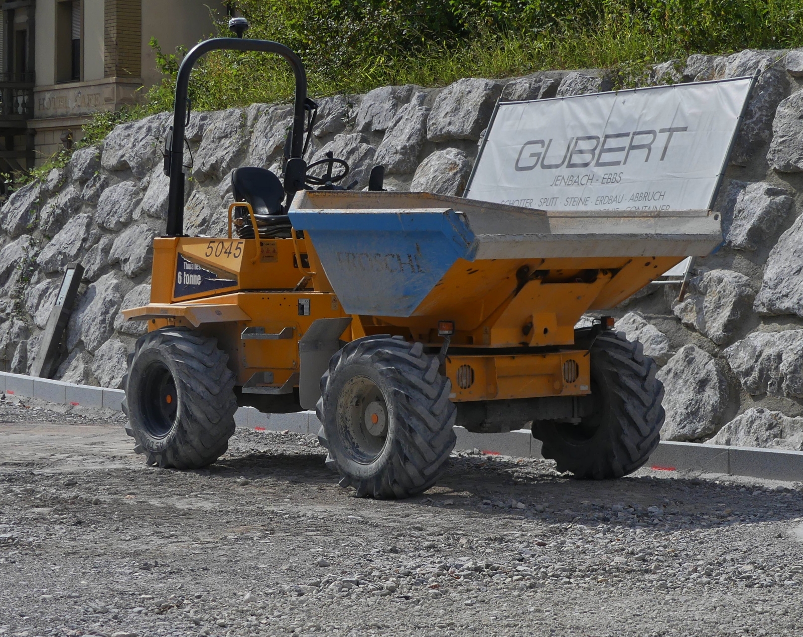 Muldenkipper Thwaites, im Einsatz bei Bauarbeiten beim Bahnhof von Jenbach. 08.2024