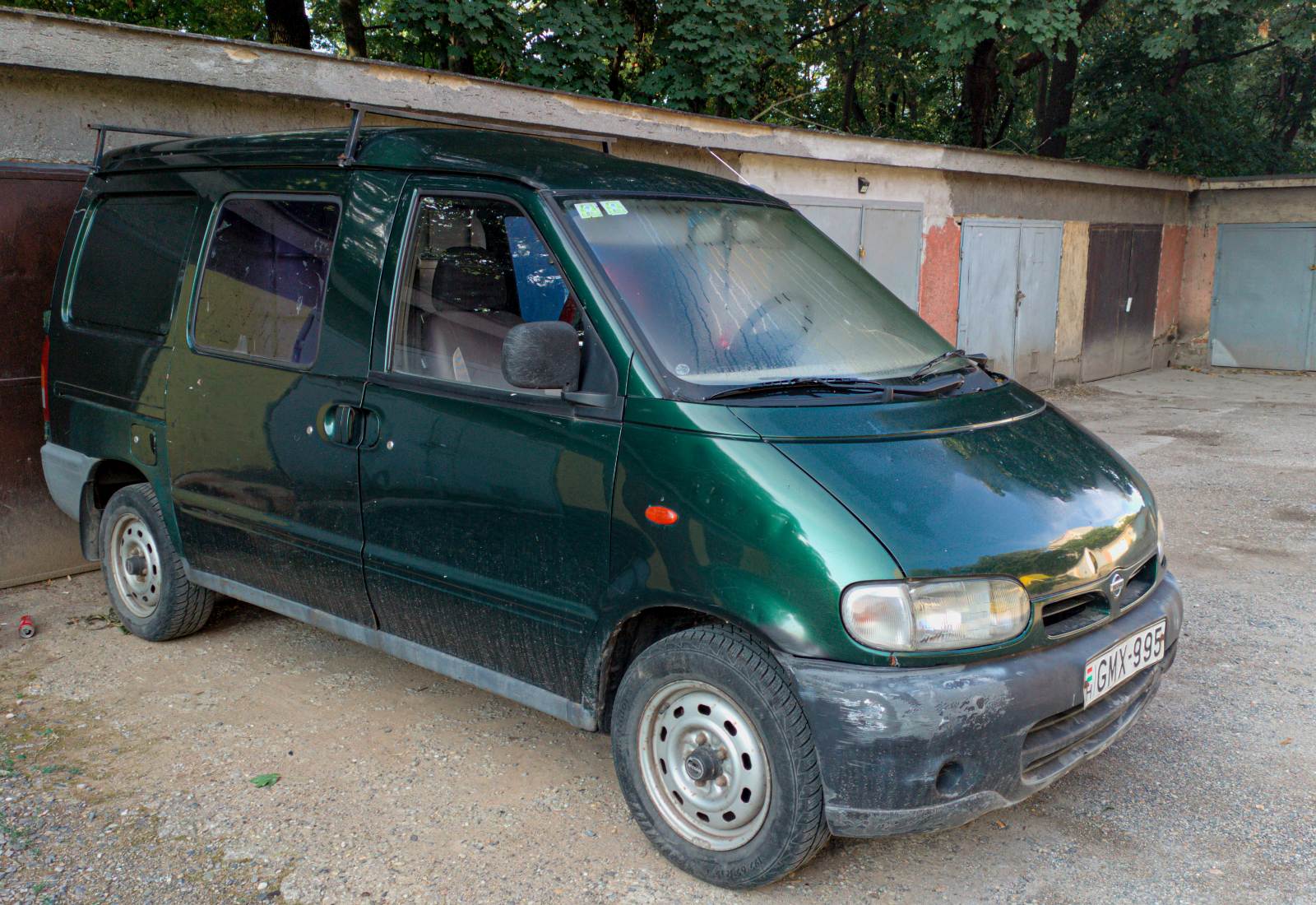 Nissan Vanette Cargo aus mitte 90er in der Farbe dunkelgrün.