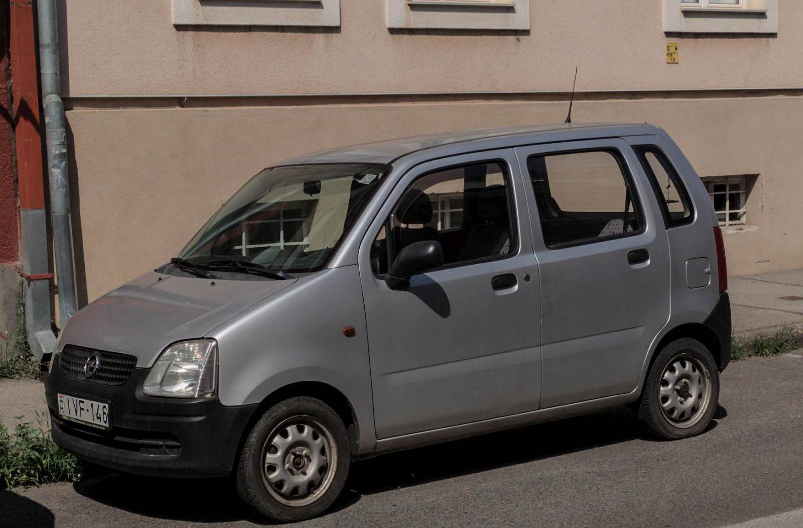 Opel Agila Mk1 mit unlackierten Stoßtangen. Foto: Juli, 2024.