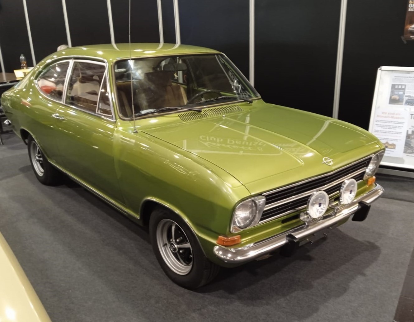 Opel Kadett B Coupe der Modelljahre 1971 bis 1973. Der im damaligen Opel-Werk Bochum produzierte Kadett B wurde 1965 vorgestellt. Bis zum Modelljahr 1970 wurde die Coupeversion, als das sogenannte  Kiemencoupe , ausgeliefert. Ab dem Modelljahr 1971 erfolgte dann die Modernisierung der Coupe-Karosserie auf die gezeigte Form. Standardmotorisierung für dieses Coupe war ein Vierzylinderreihenmotor mit einem Hubraum von 1196 cm³ und einer Leistung von 60 PS. Die Höchstgeschwindigkeit gab Opel mit 140 km/h an. Im August 1971 kostete ein solches Kadett Coupe in der Grundausstattung DM 8625,00. Preview der Essen Motorshow am 29.11.2024.