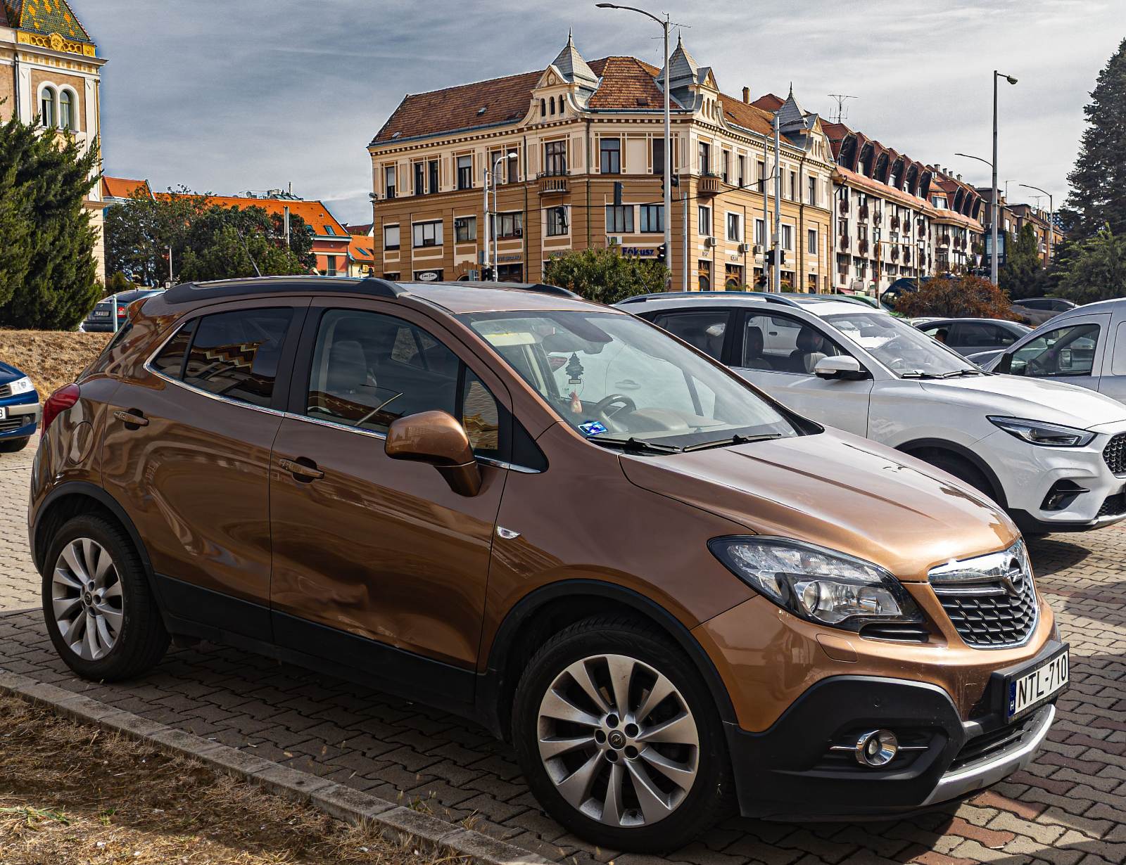 Opel Mokka Mk1 in Braun oder Bronze, gesehen in September, 2024.