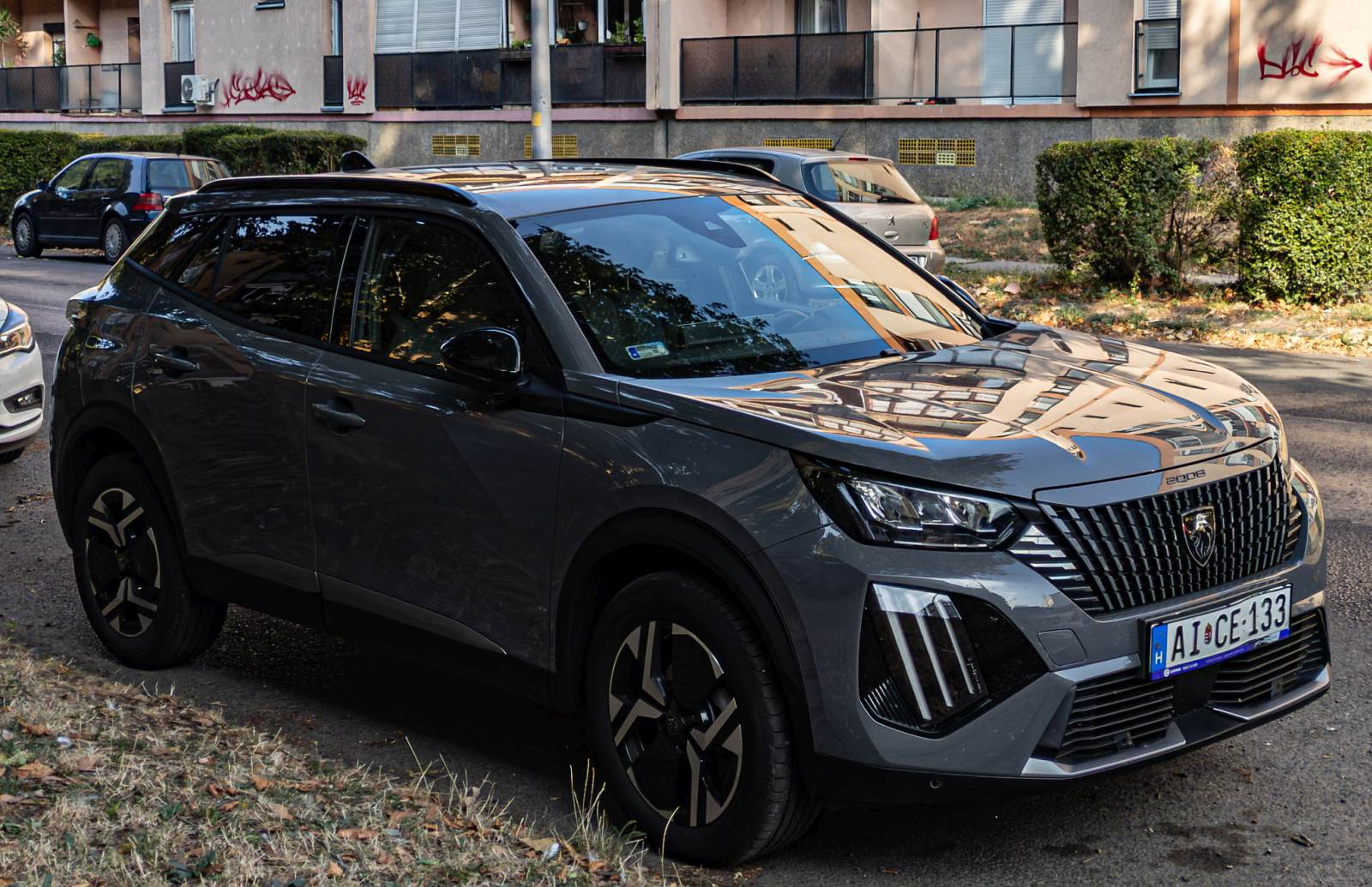 Peugeot 2008 facelift, gesehen in August, 2024.