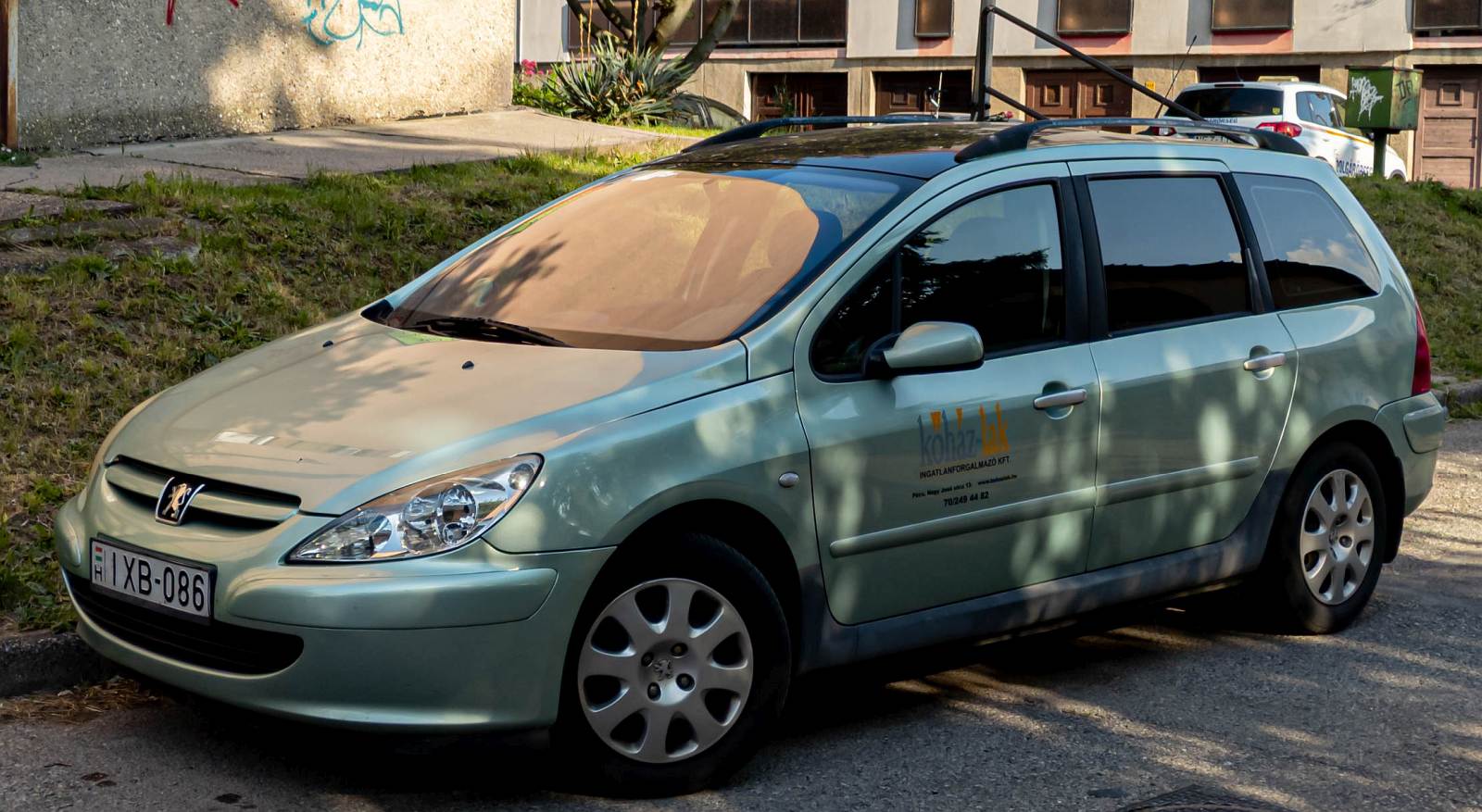 Peugeot 307 SW in der Farbe  Vert Idaho , eines Immobilienvermittlers, fotografiert in Mai, 2024.