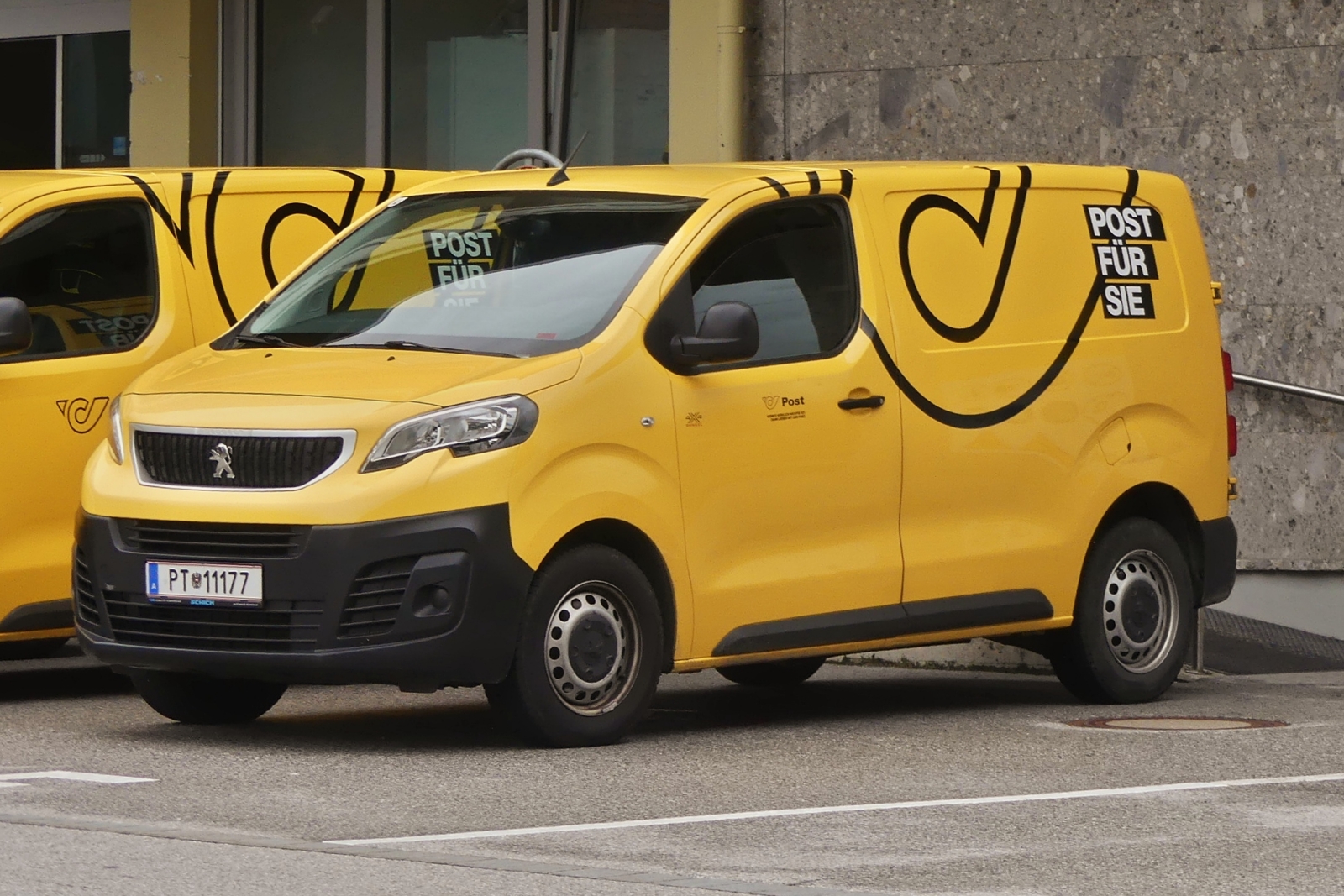 Peugeot Expert, stand vor dem Postamt in Mayrhofen. 08.2024