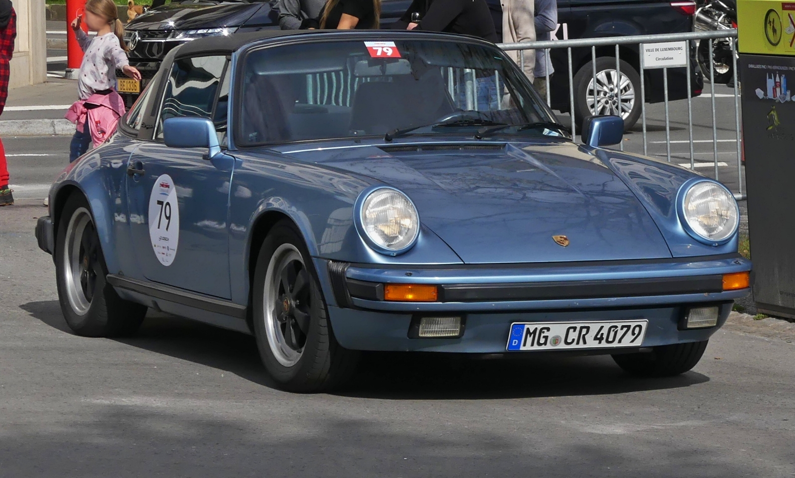 Porsche 911, BJ 1986, kommt am Ziel Parkplatz nach der Luxemburg Classic in der Stadt Luxemburg an. 14.09.2024 