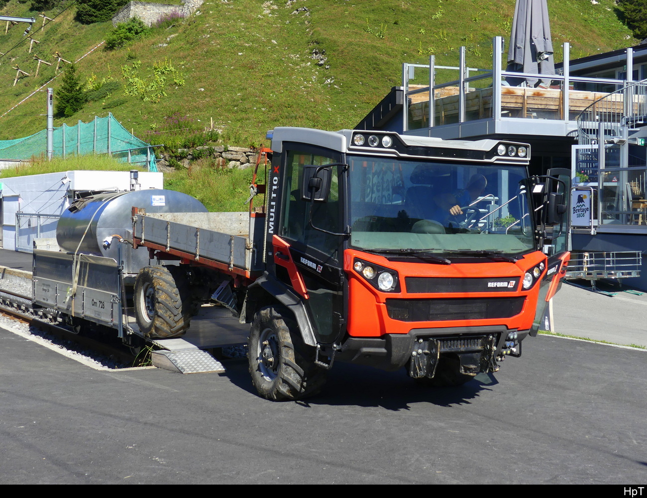 Reform Multi 10X beim Abladen eines Milchanhänger von einem Bahnwagen der tpc/BVB auf dem Col de Bretaye am 2024.08.11