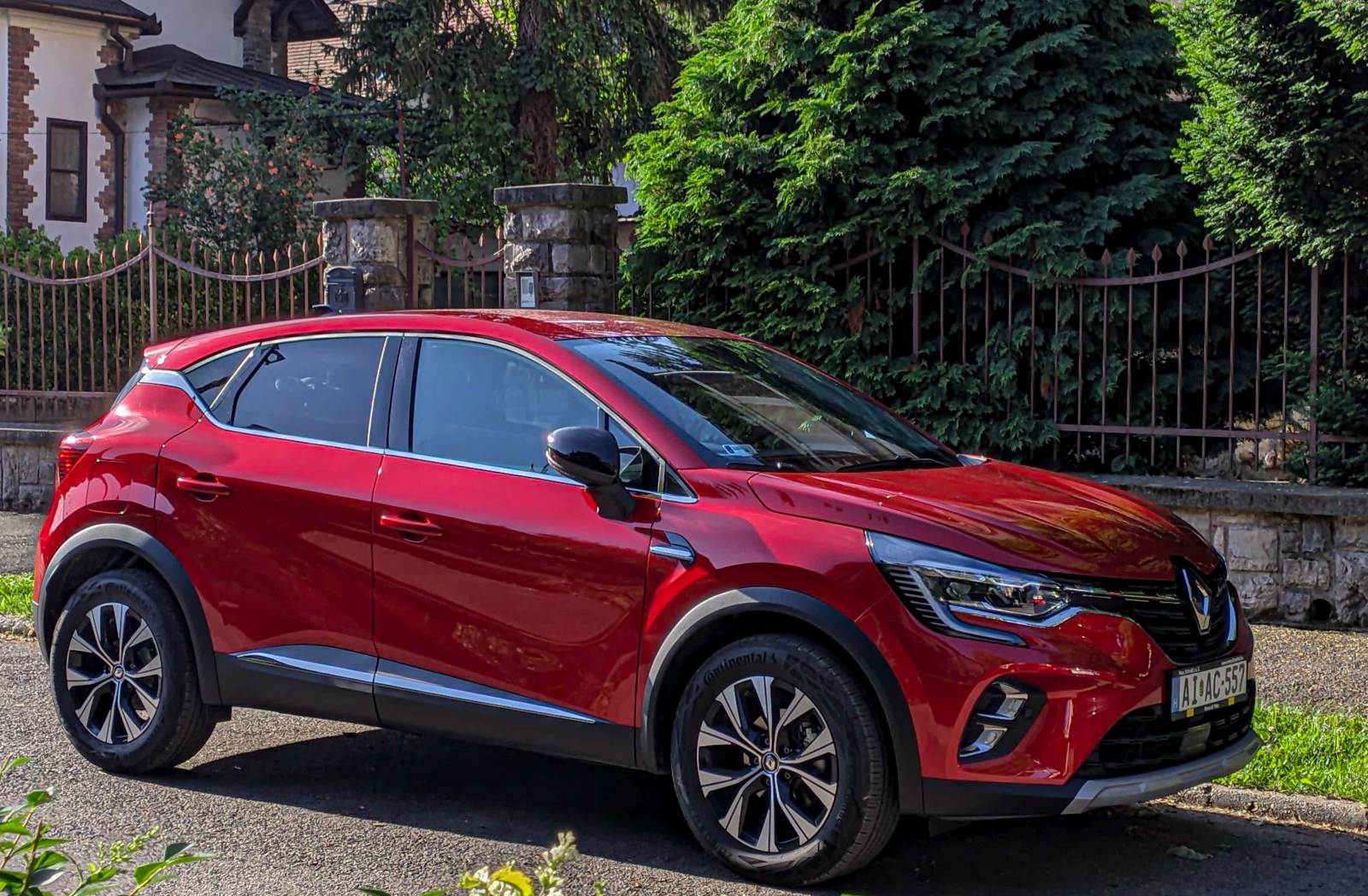 Renault Captur Mk2 in Dezir Rot (Flame Red). Foto: Mai, 2024.